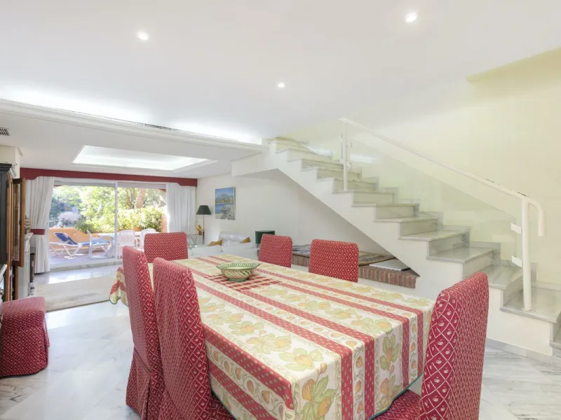 House - Townhouse в продаже в Marbella, Málaga. В доме 3 спален и 4 ванных комнат. Площадь дома 279 м²