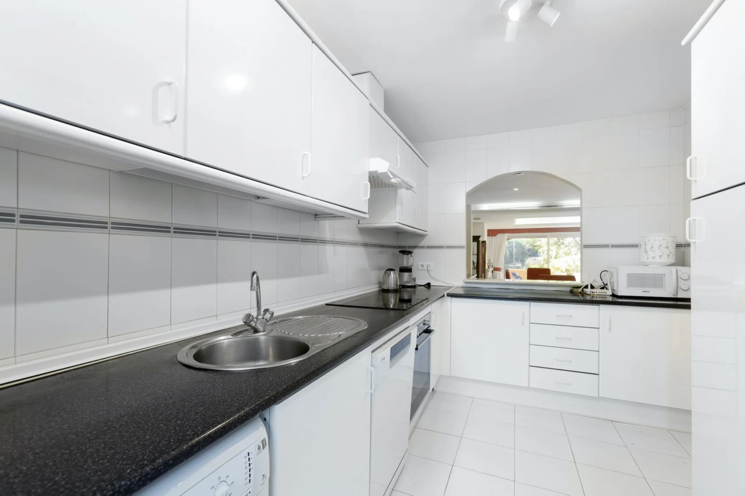 House - Townhouse в продаже в Marbella, Málaga. В доме 3 спален и 4 ванных комнат. Площадь дома 279 м²