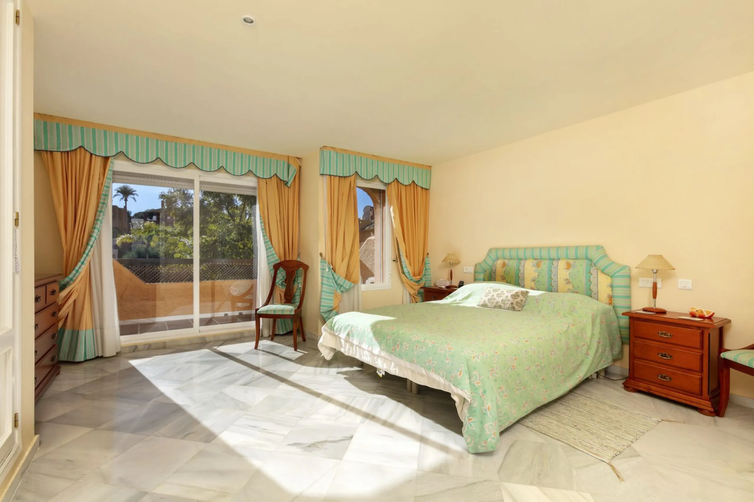 House - Townhouse в продаже в Marbella, Málaga. В доме 3 спален и 4 ванных комнат. Площадь дома 279 м²