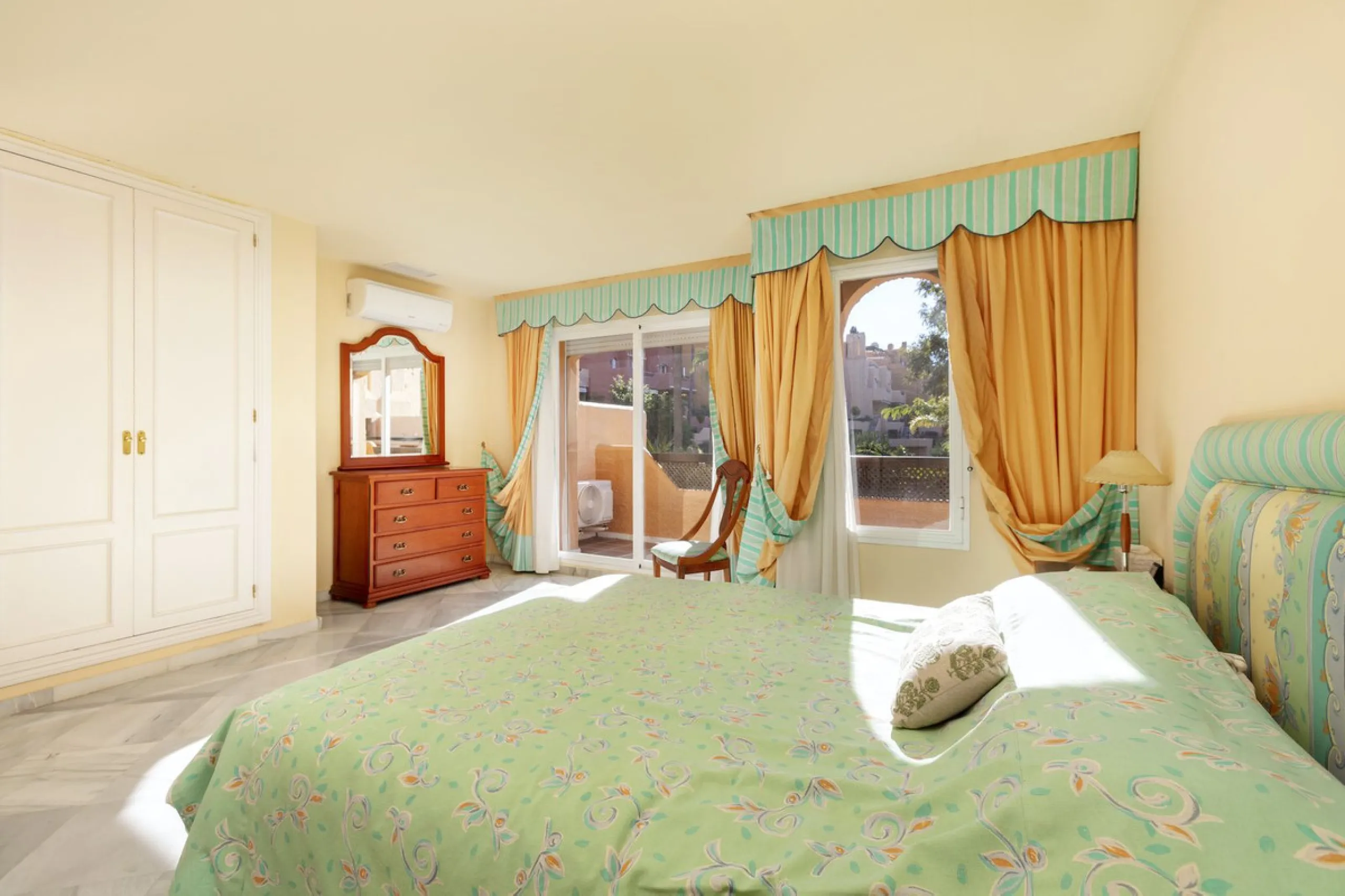 House - Townhouse в продаже в Marbella, Málaga. В доме 3 спален и 4 ванных комнат. Площадь дома 279 м²