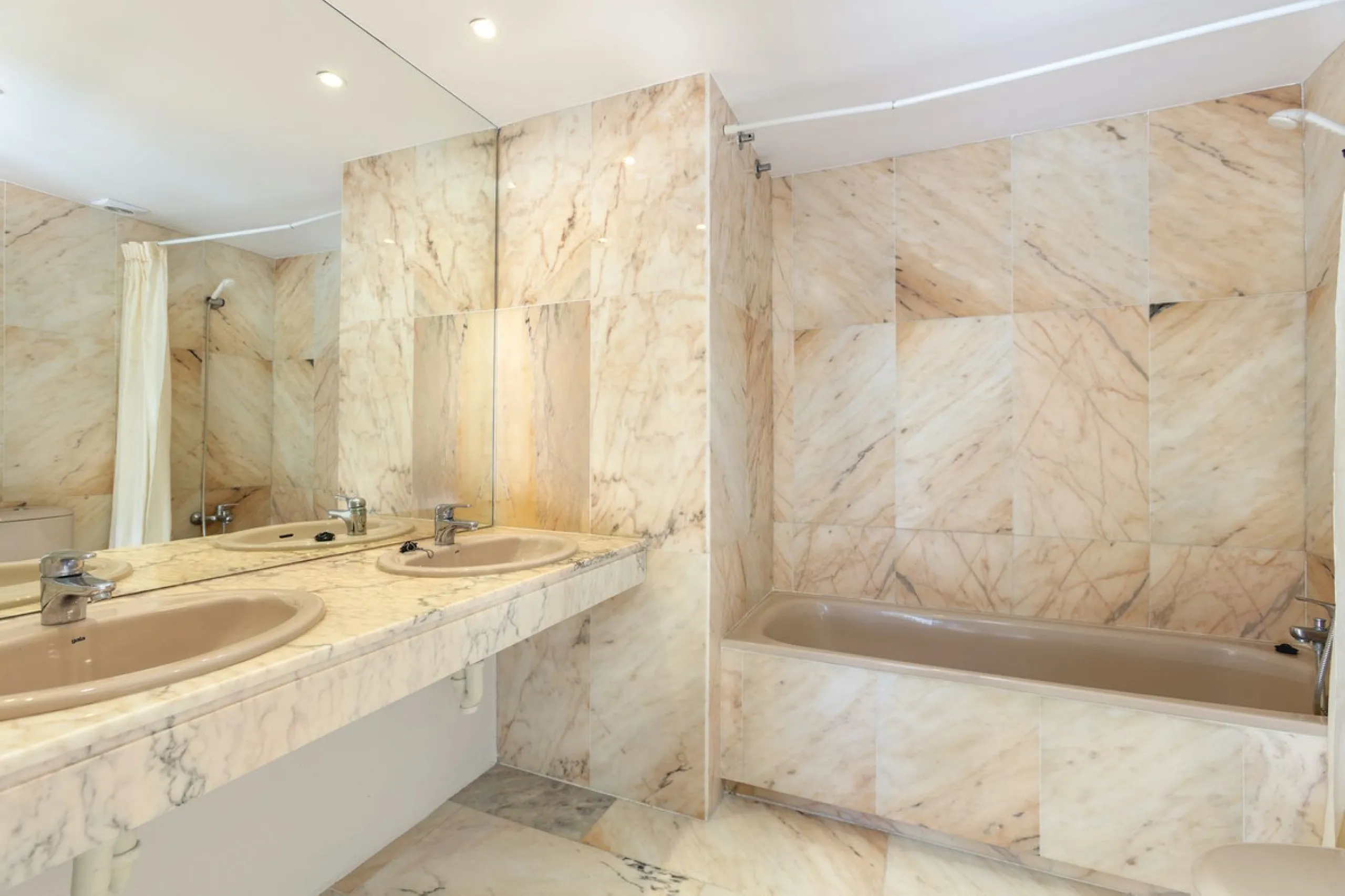 House - Townhouse в продаже в Marbella, Málaga. В доме 3 спален и 4 ванных комнат. Площадь дома 279 м²