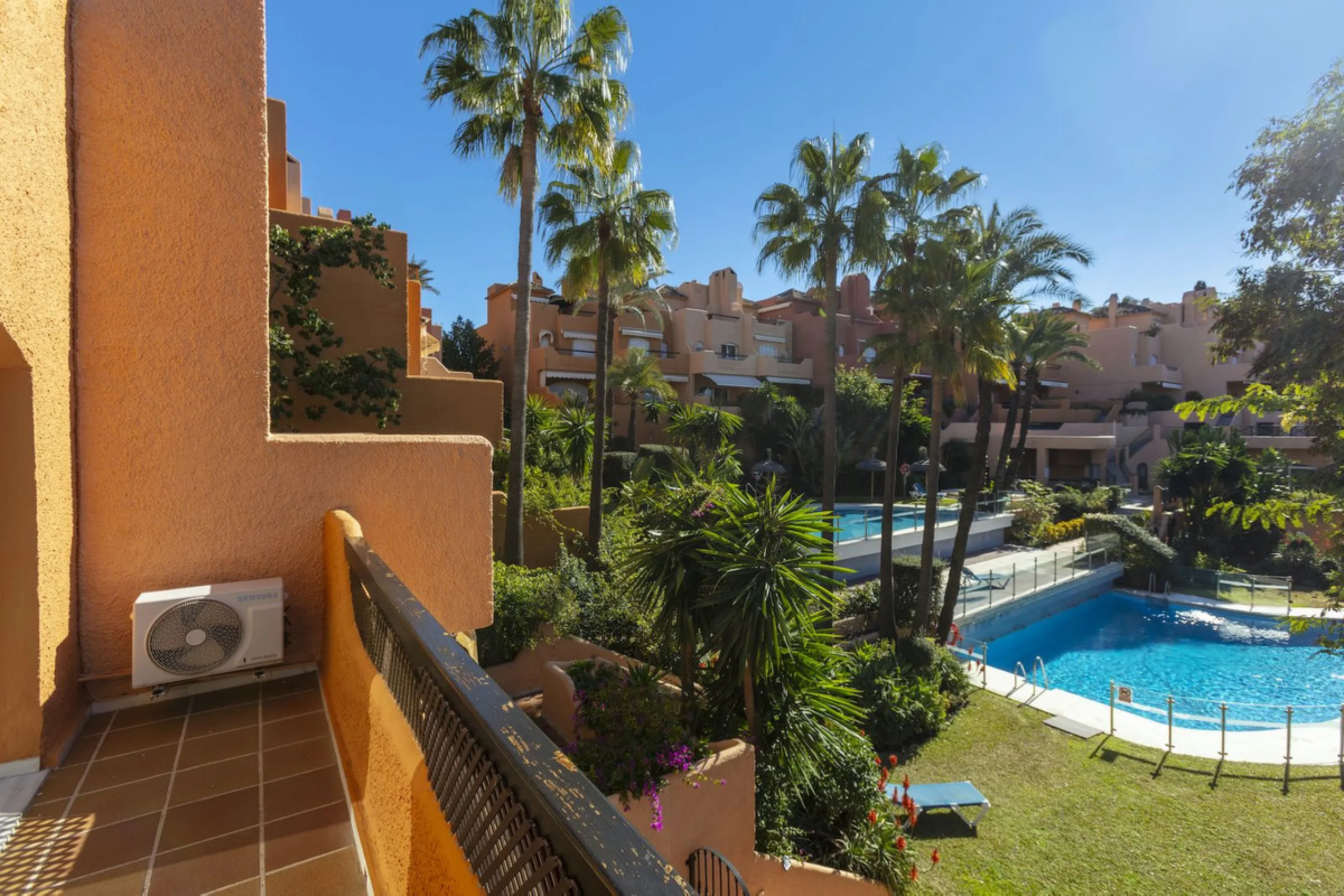 House - Townhouse в продаже в Marbella, Málaga. В доме 3 спален и 4 ванных комнат. Площадь дома 279 м²