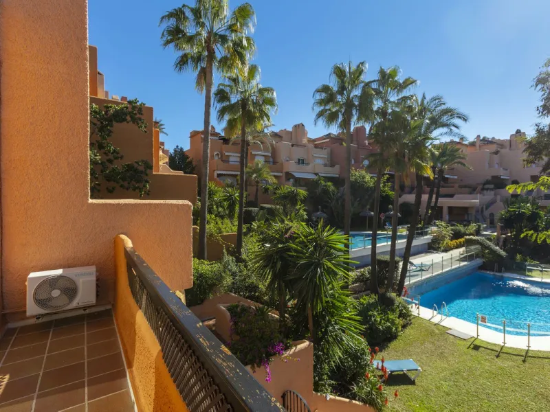 House - Townhouse в продаже в Marbella, Málaga. В доме 3 спален и 4 ванных комнат. Площадь дома 279 м²
