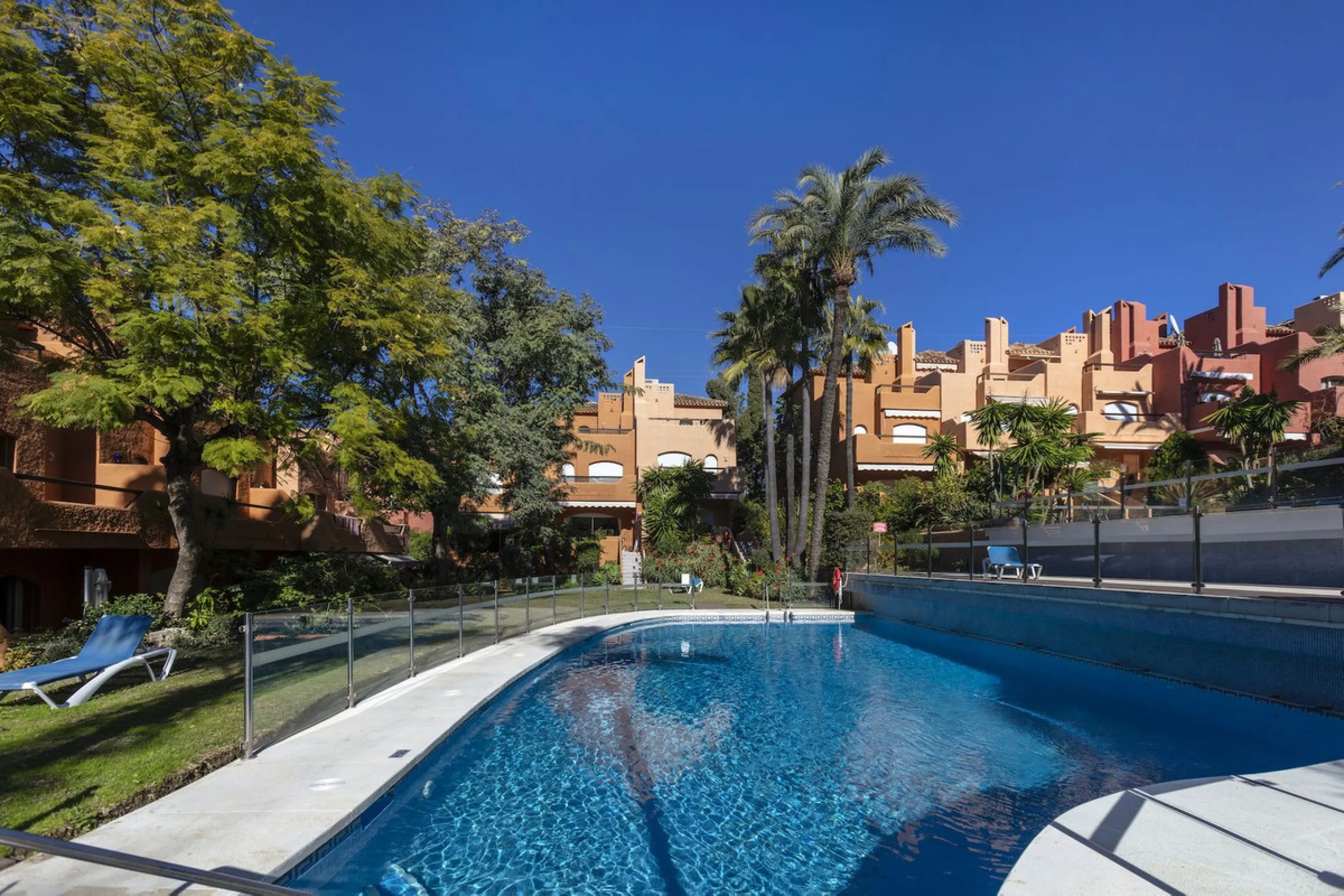 House - Townhouse в продаже в Marbella, Málaga. В доме 3 спален и 4 ванных комнат. Площадь дома 279 м²