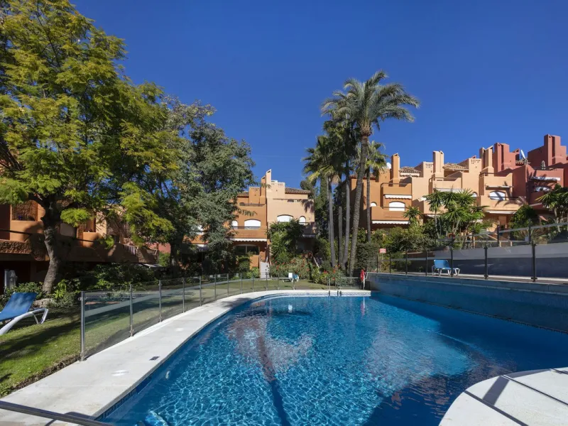 House - Townhouse в продаже в Marbella, Málaga. В доме 3 спален и 4 ванных комнат. Площадь дома 279 м²