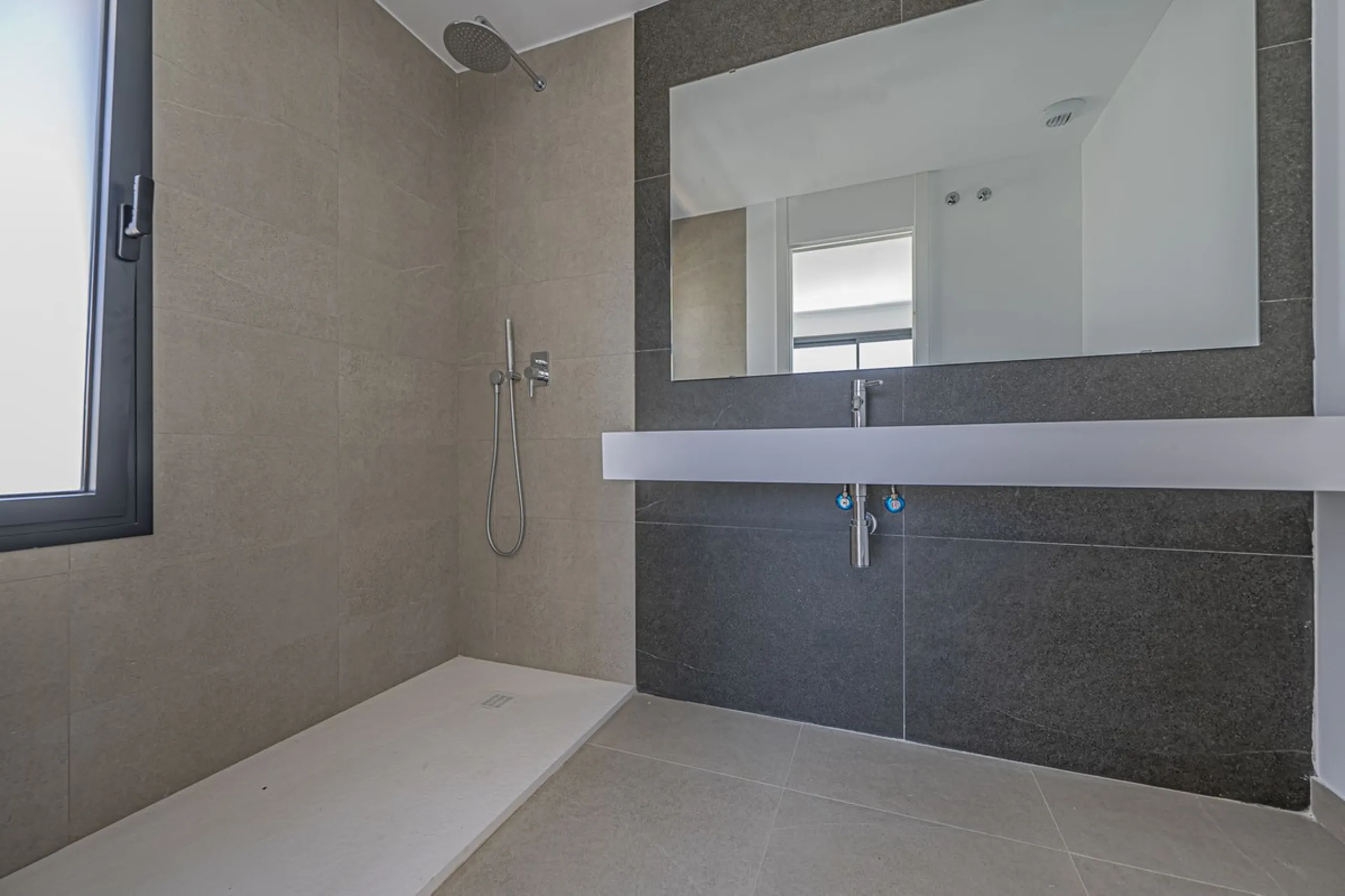 Modern corner semi-detached with large garden at Serene Atalaya