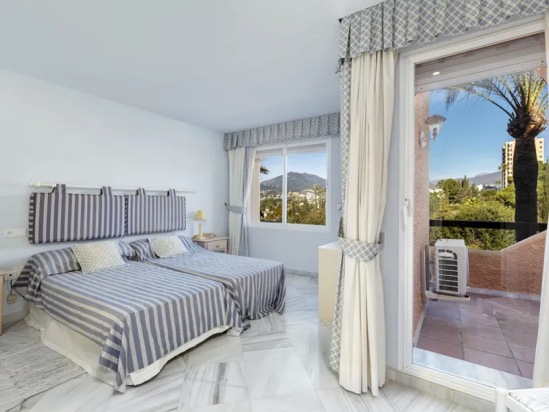 House - Townhouse в продаже в Marbella, Málaga. В доме 3 спален и 4 ванных комнат. Площадь дома 279 м²