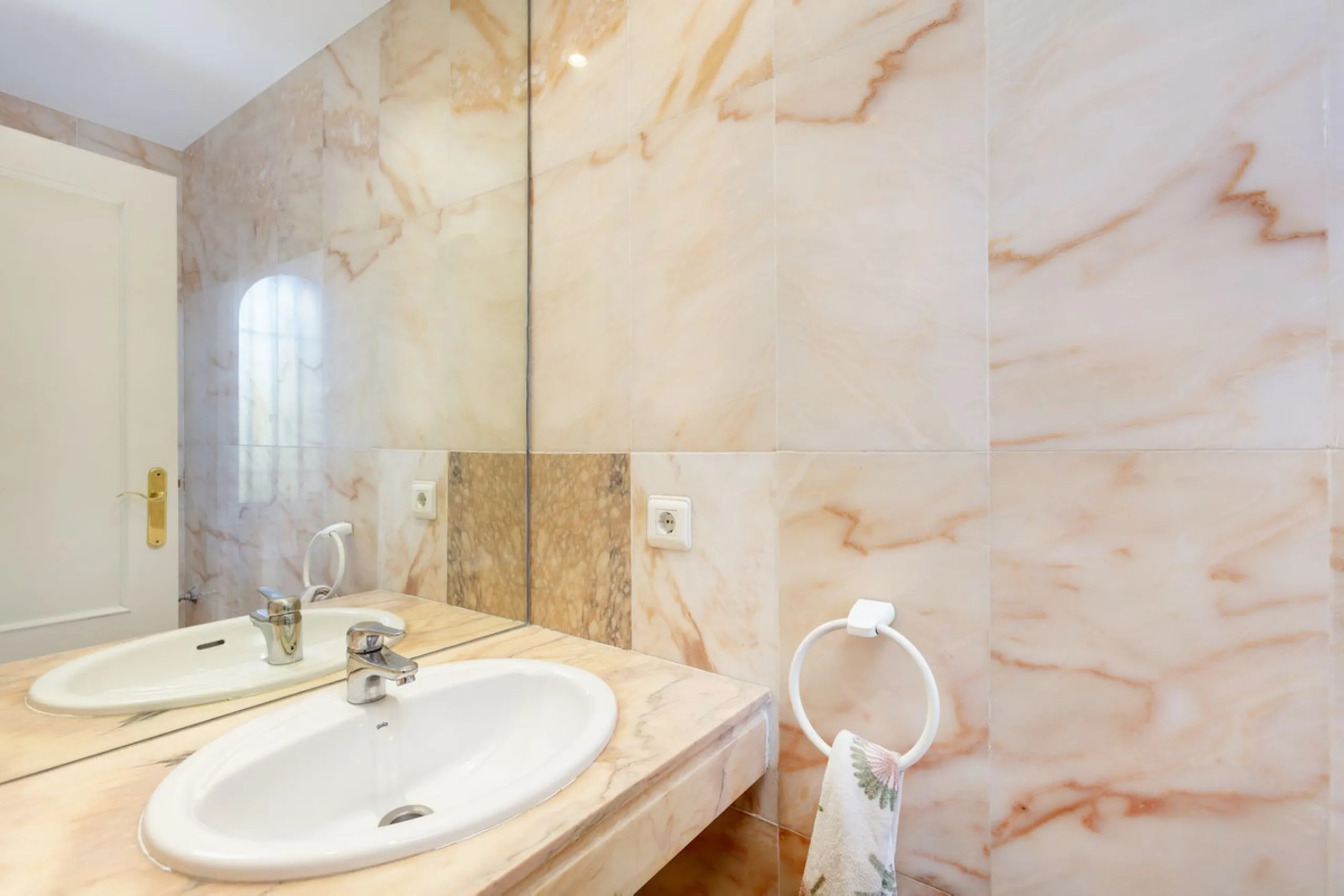 House - Townhouse в продаже в Marbella, Málaga. В доме 3 спален и 4 ванных комнат. Площадь дома 279 м²