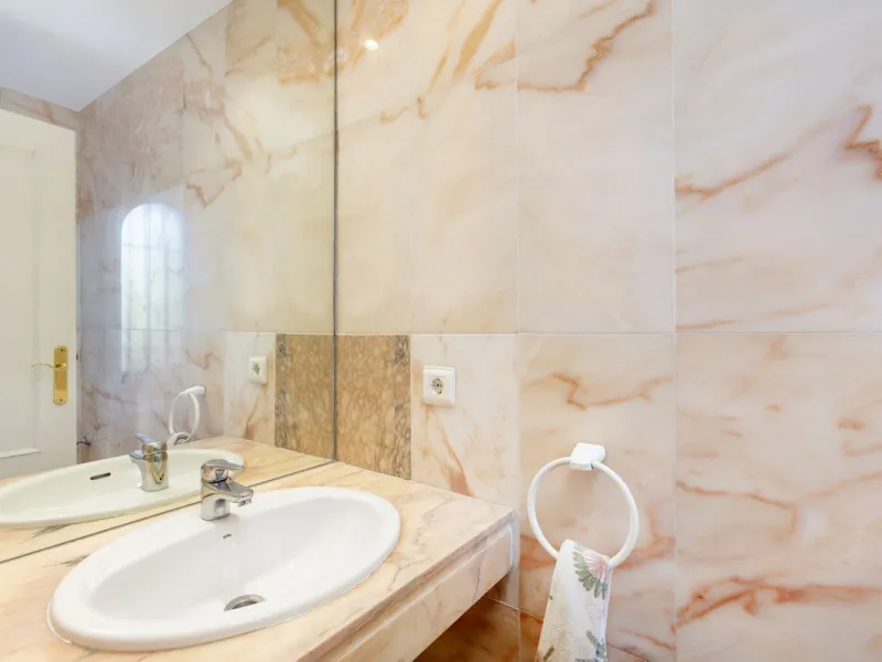 House - Townhouse в продаже в Marbella, Málaga. В доме 3 спален и 4 ванных комнат. Площадь дома 279 м²