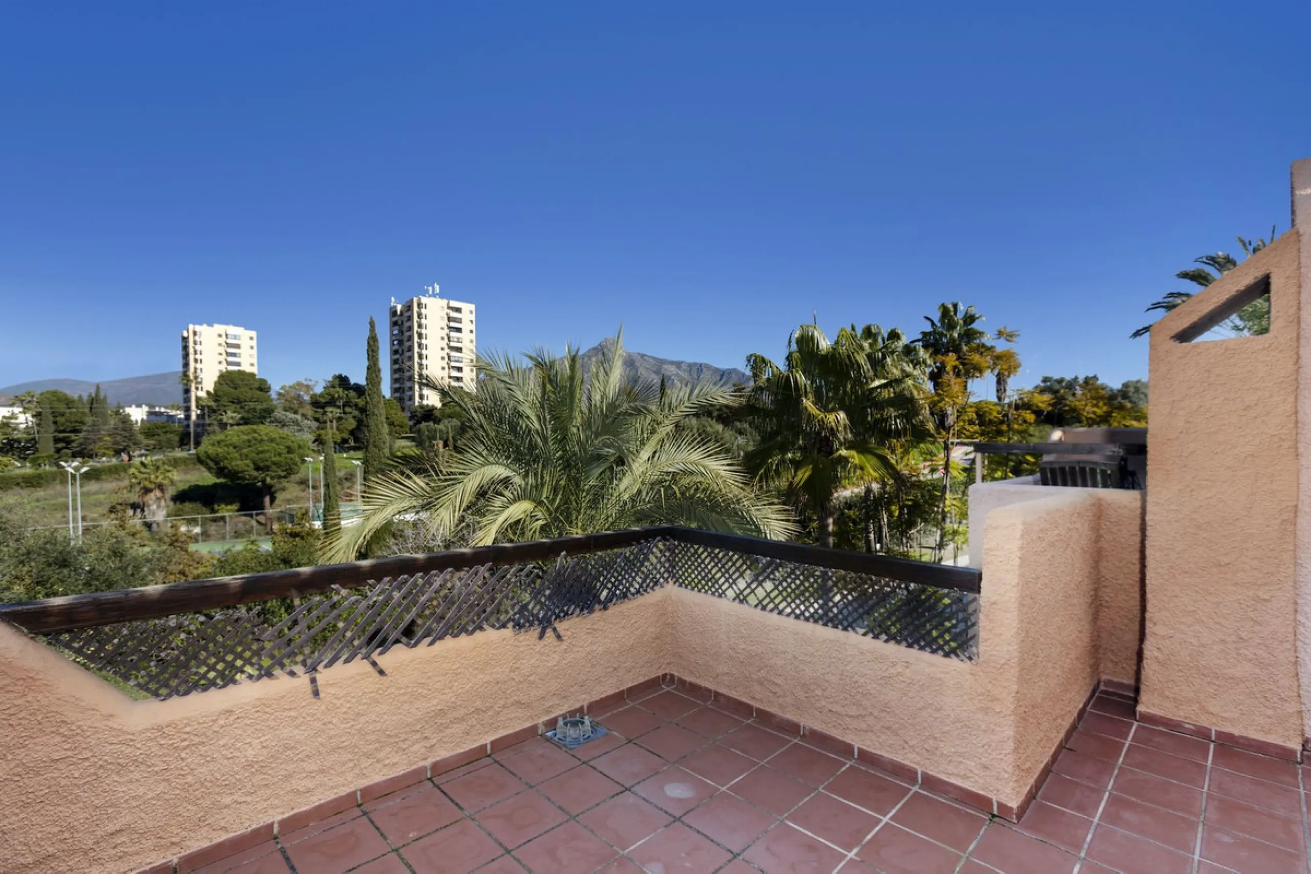 House - Townhouse в продаже в Marbella, Málaga. В доме 3 спален и 4 ванных комнат. Площадь дома 279 м²