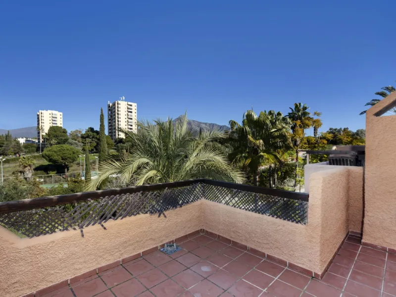 House - Townhouse в продаже в Marbella, Málaga. В доме 3 спален и 4 ванных комнат. Площадь дома 279 м²