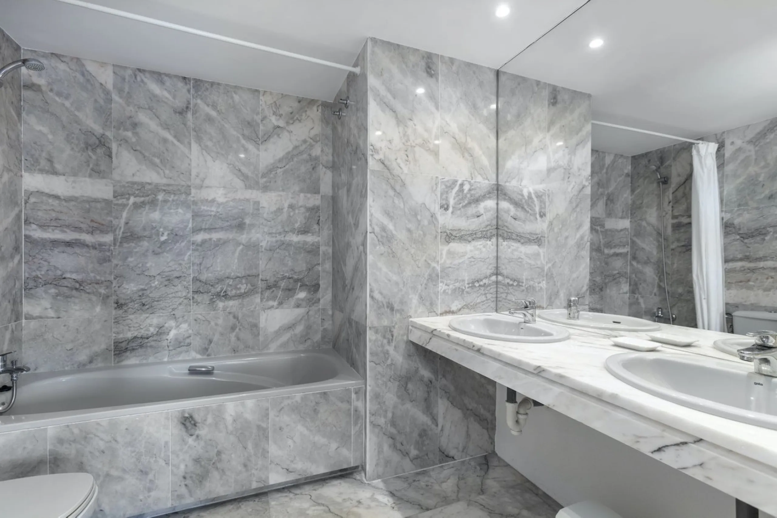 House - Townhouse в продаже в Marbella, Málaga. В доме 3 спален и 4 ванных комнат. Площадь дома 279 м²