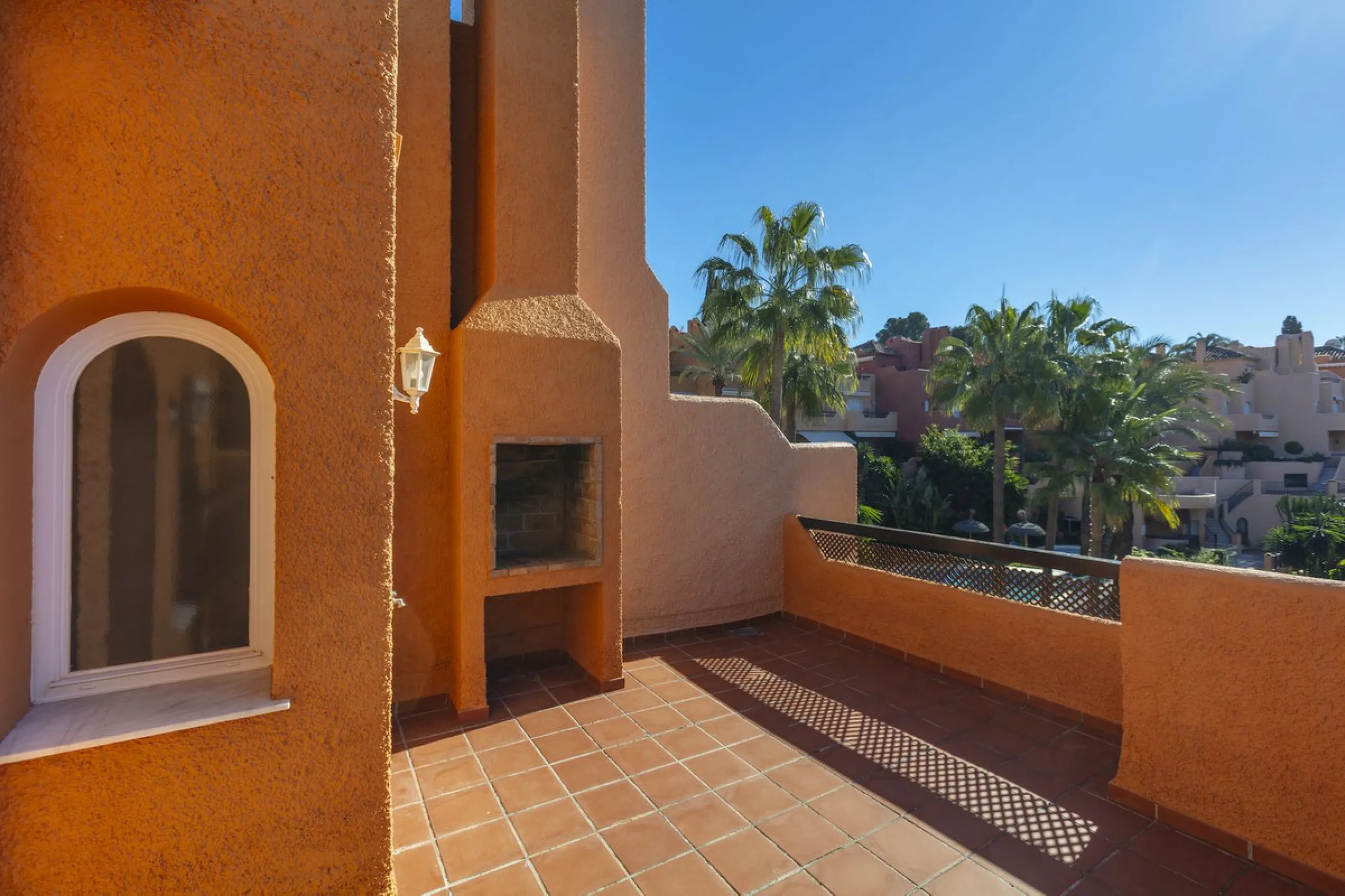 House - Townhouse в продаже в Marbella, Málaga. В доме 3 спален и 4 ванных комнат. Площадь дома 279 м²