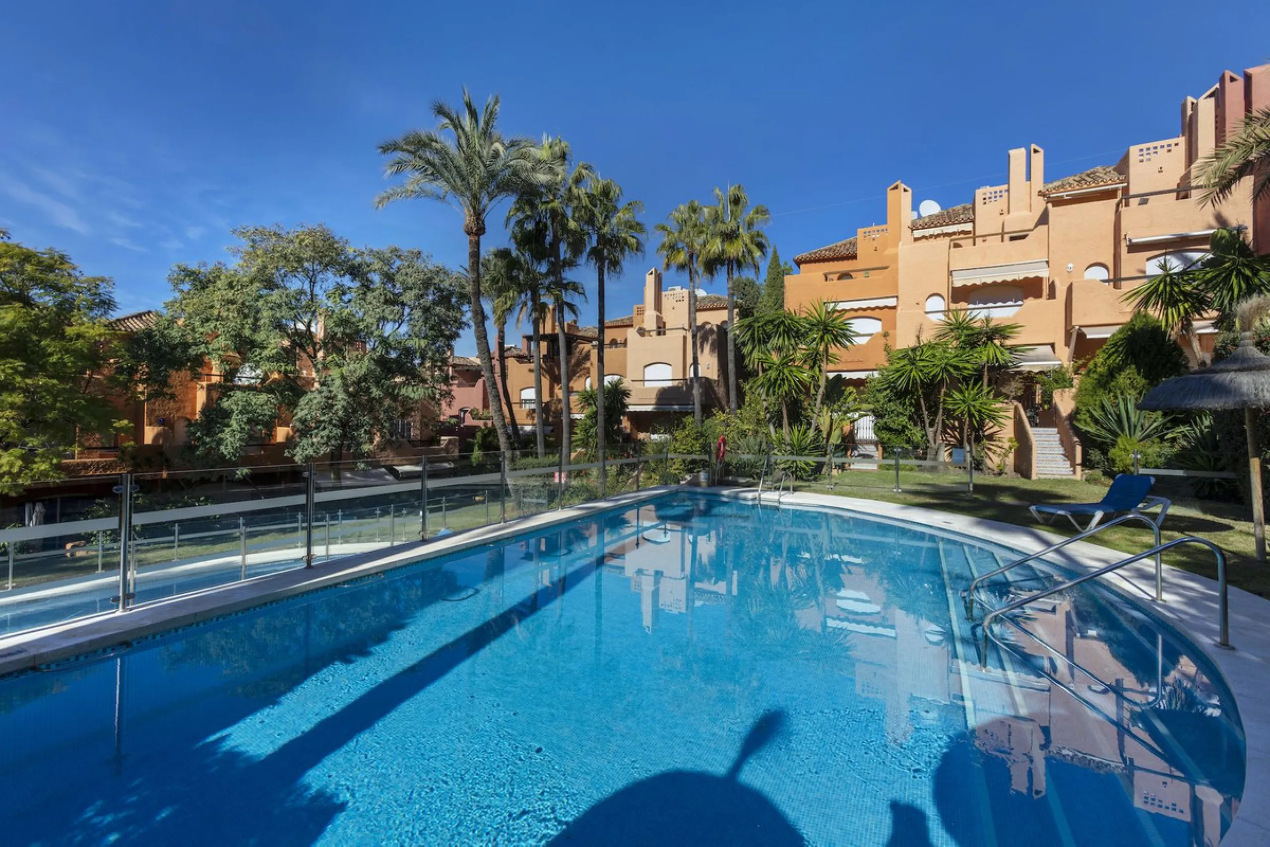 House - Townhouse в продаже в Marbella, Málaga. В доме 3 спален и 4 ванных комнат. Площадь дома 279 м²