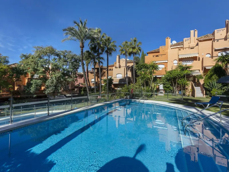 House - Townhouse в продаже в Marbella, Málaga. В доме 3 спален и 4 ванных комнат. Площадь дома 279 м²