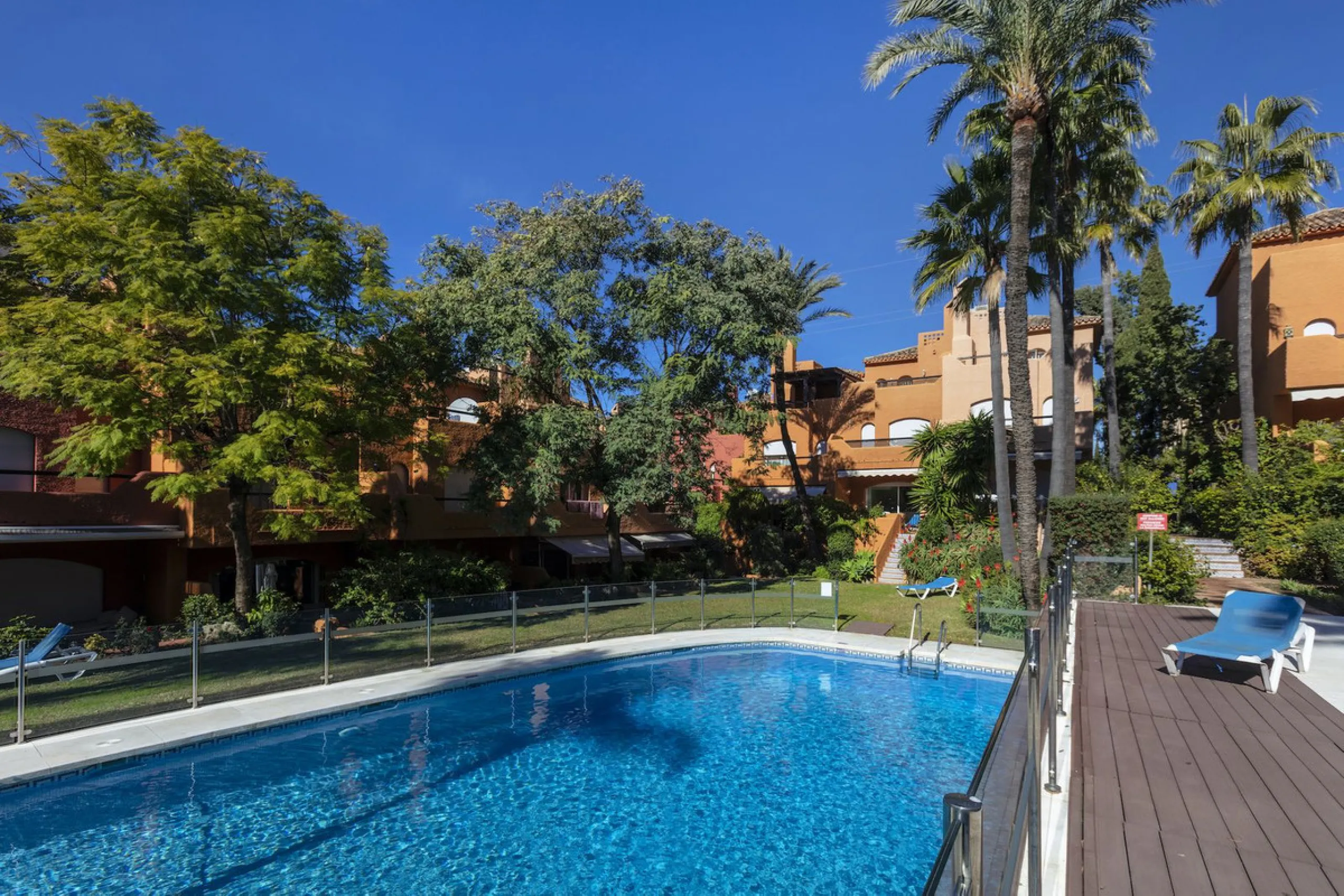 House - Townhouse в продаже в Marbella, Málaga. В доме 3 спален и 4 ванных комнат. Площадь дома 279 м²