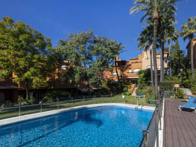 House - Townhouse в продаже в Marbella, Málaga. В доме 3 спален и 4 ванных комнат. Площадь дома 279 м²
