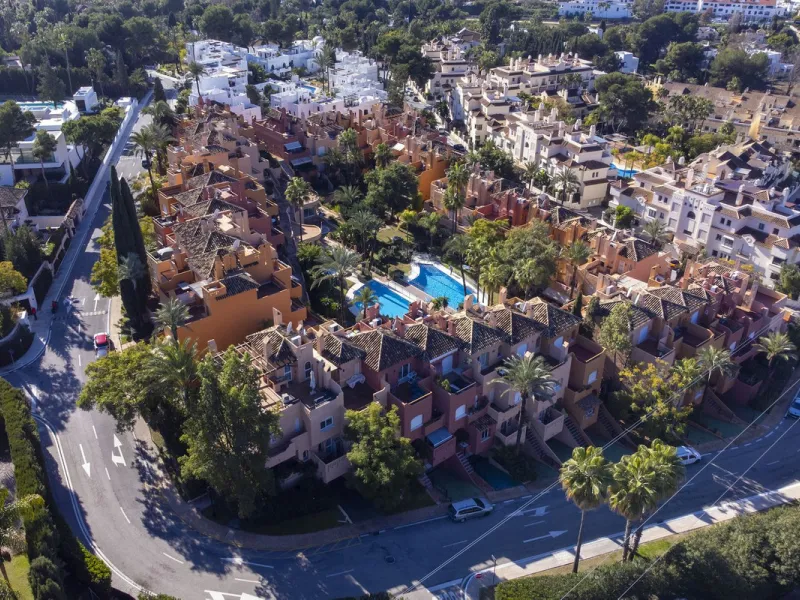 House - Townhouse в продаже в Marbella, Málaga. В доме 3 спален и 4 ванных комнат. Площадь дома 279 м²