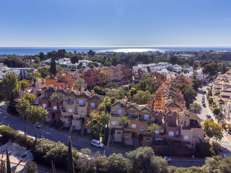 House - Townhouse в продаже в Marbella, Málaga. В доме 3 спален и 4 ванных комнат. Площадь дома 279 м²