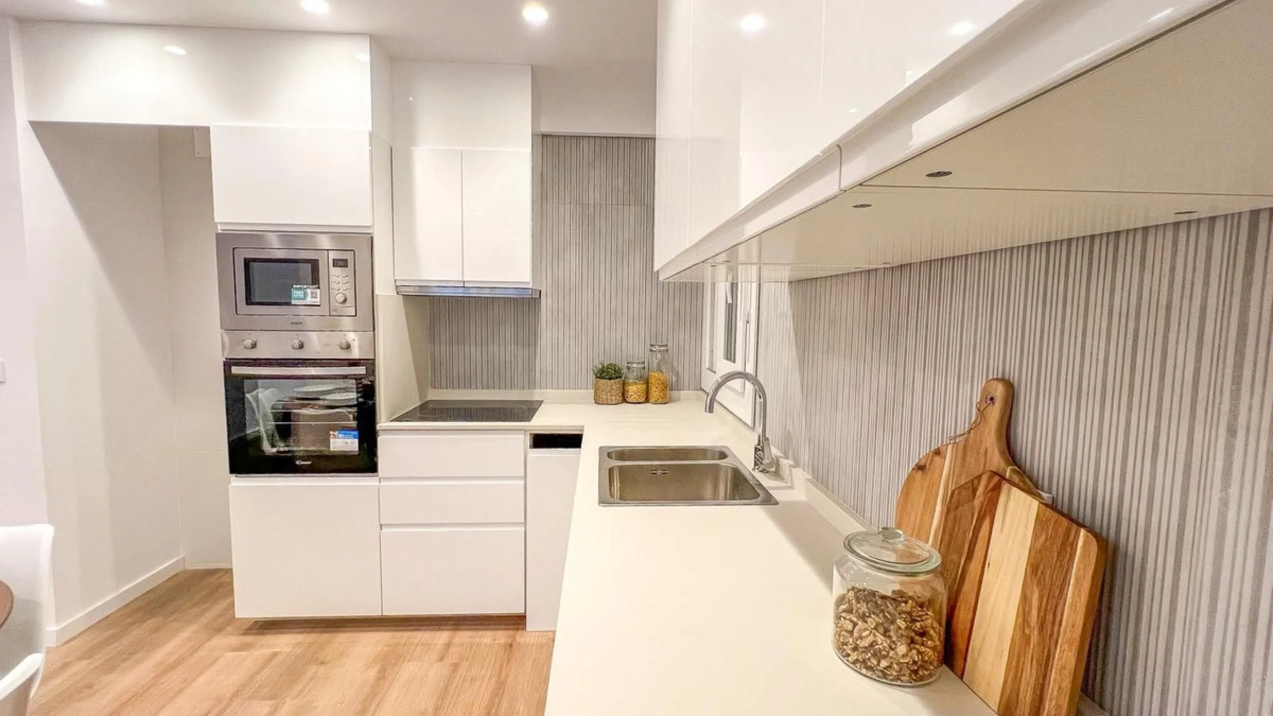 Apartment - Middle Floor Apartment в продаже в Málaga, Málaga. В доме 3 спален и 2 ванных комнат. Площадь дома 93 м²