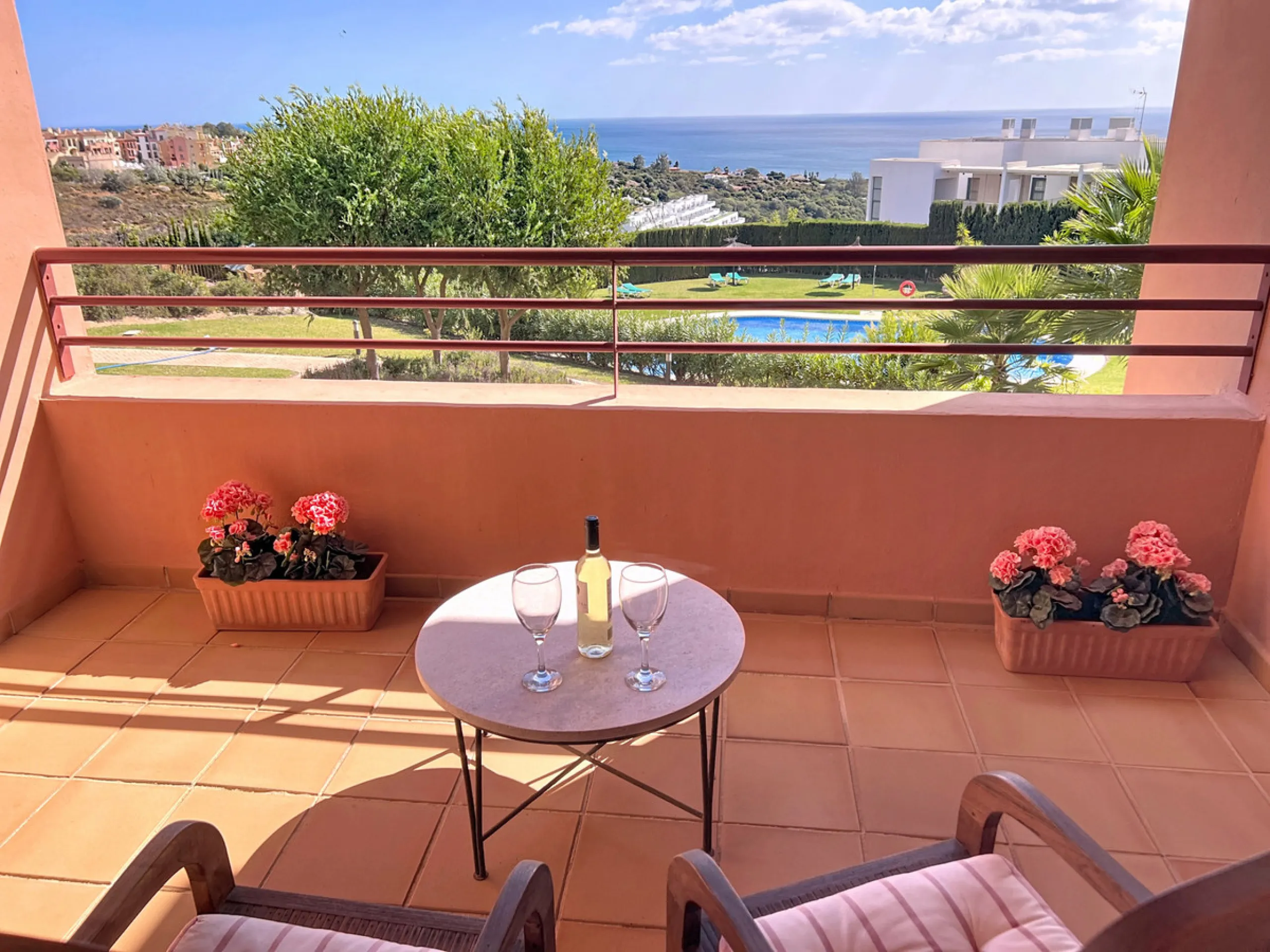 Live in the sunshine all year round in this beautiful apartment featuring a spectacular 40 m² terrace with breathtaking views over the sea, landscaped gardens and the communal swimming pool.