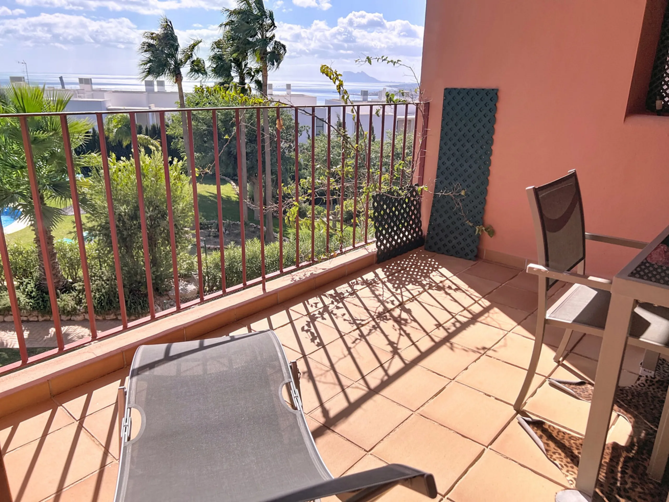 Live in the sunshine all year round in this beautiful apartment featuring a spectacular 40 m² terrace with breathtaking views over the sea, landscaped gardens and the communal swimming pool.
