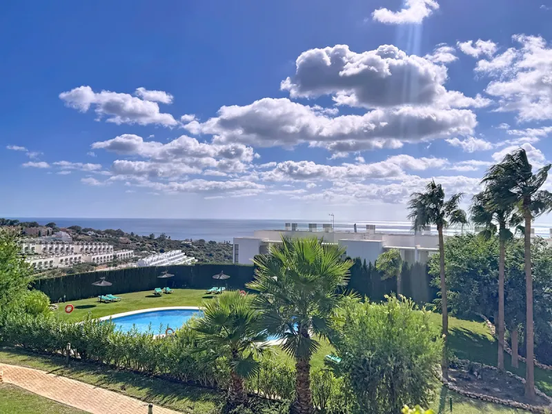 Live in the sunshine all year round in this beautiful apartment featuring a spectacular 40 m² terrace with breathtaking views over the sea, landscaped gardens and the communal swimming pool.