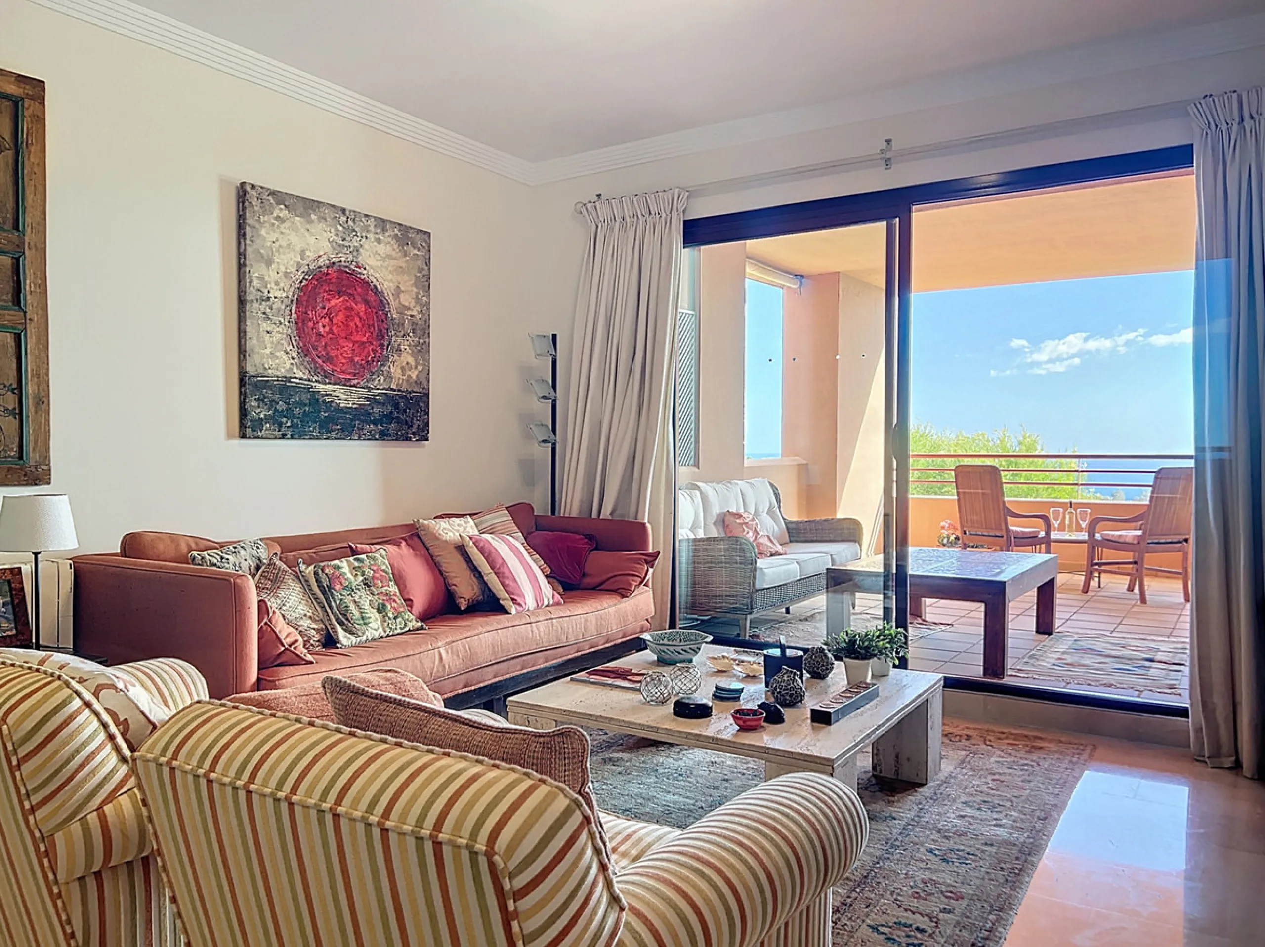 Live in the sunshine all year round in this beautiful apartment featuring a spectacular 40 m² terrace with breathtaking views over the sea, landscaped gardens and the communal swimming pool.