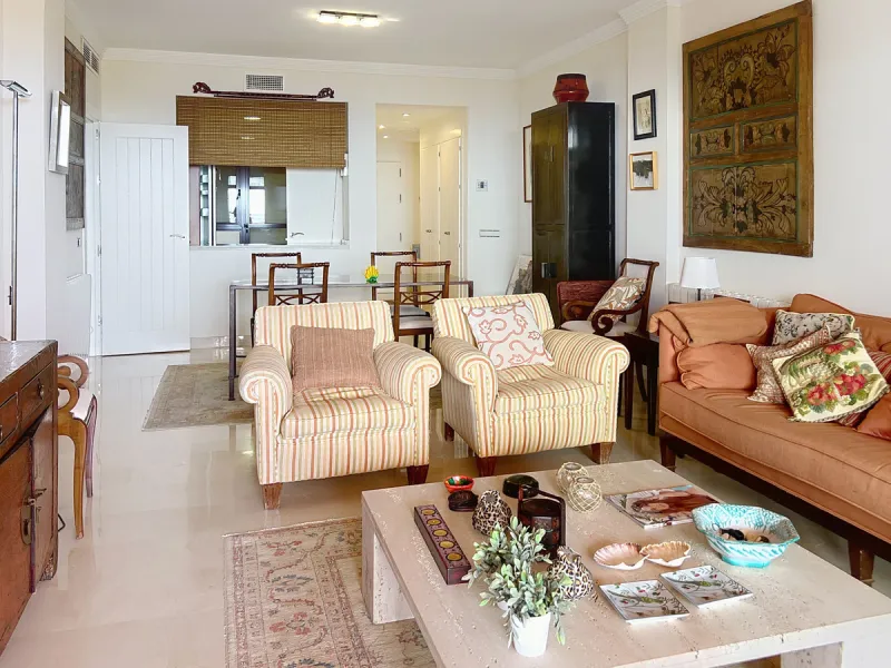 Live in the sunshine all year round in this beautiful apartment featuring a spectacular 40 m² terrace with breathtaking views over the sea, landscaped gardens and the communal swimming pool.
