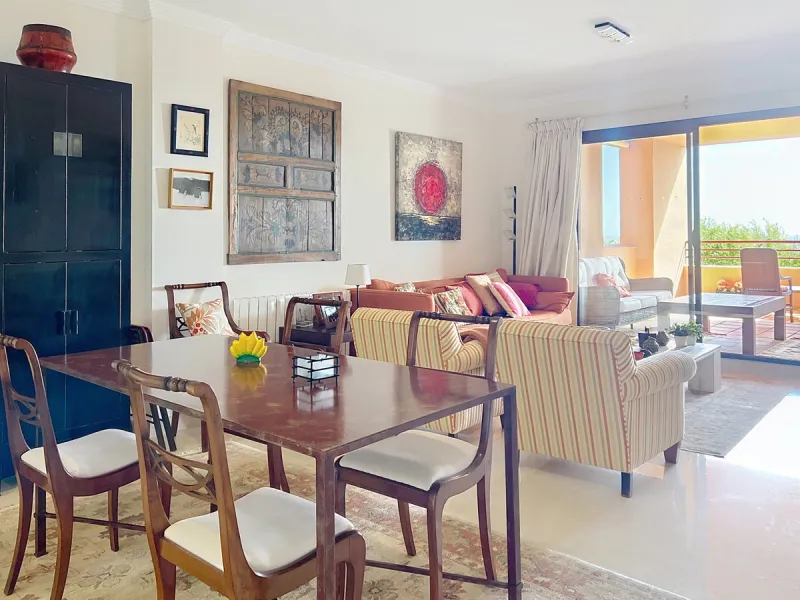 Live in the sunshine all year round in this beautiful apartment featuring a spectacular 40 m² terrace with breathtaking views over the sea, landscaped gardens and the communal swimming pool.