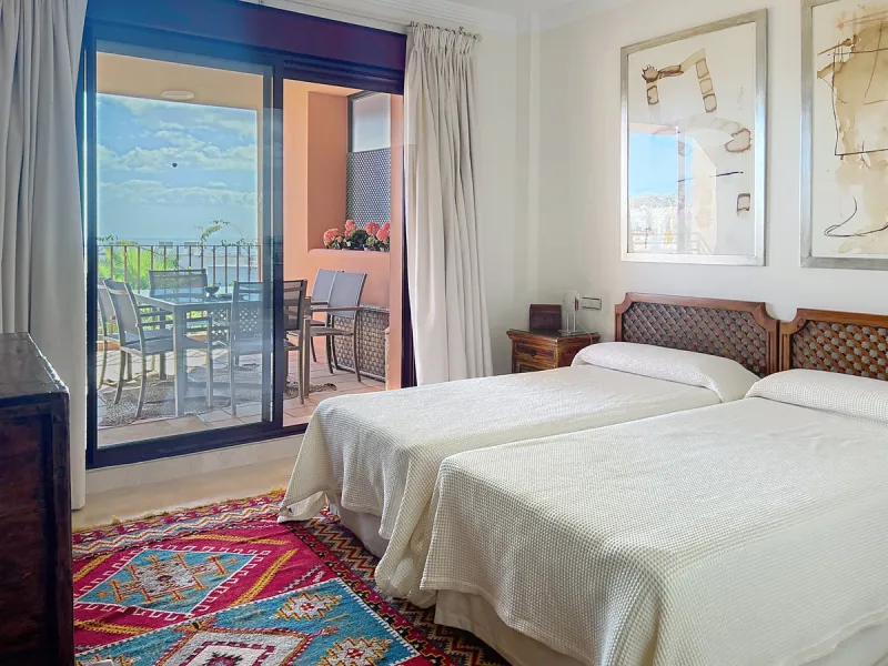 Live in the sunshine all year round in this beautiful apartment featuring a spectacular 40 m² terrace with breathtaking views over the sea, landscaped gardens and the communal swimming pool.