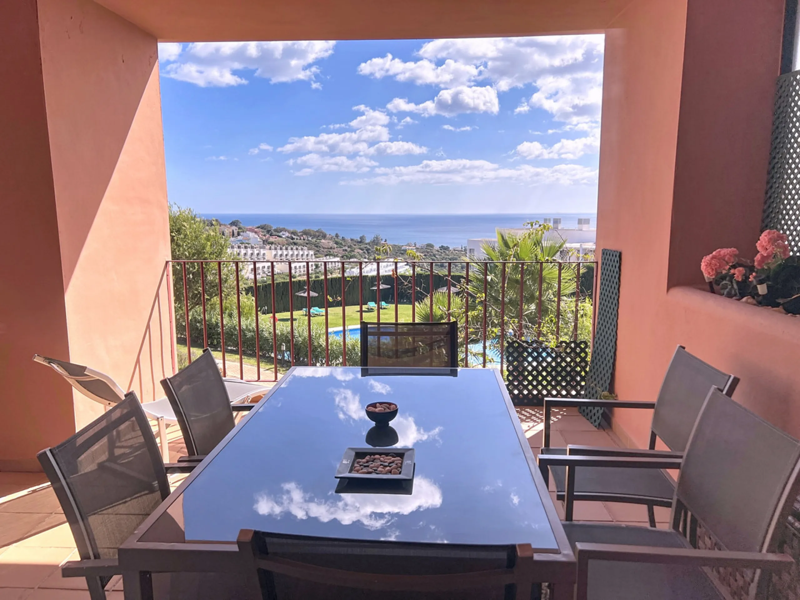 Live in the sunshine all year round in this beautiful apartment featuring a spectacular 40 m² terrace with breathtaking views over the sea, landscaped gardens and the communal swimming pool.