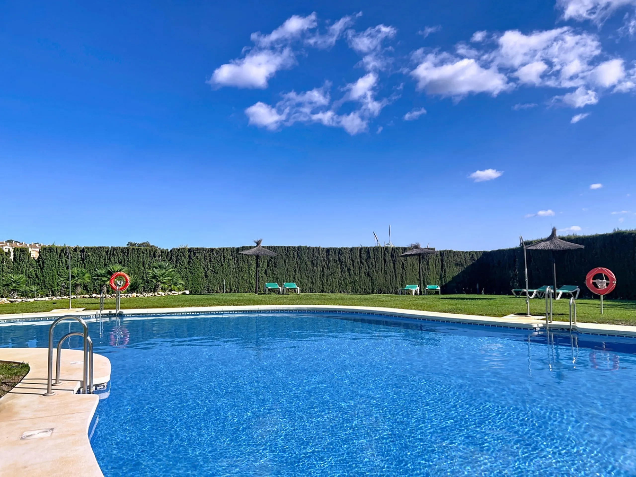 Live in the sunshine all year round in this beautiful apartment featuring a spectacular 40 m² terrace with breathtaking views over the sea, landscaped gardens and the communal swimming pool.