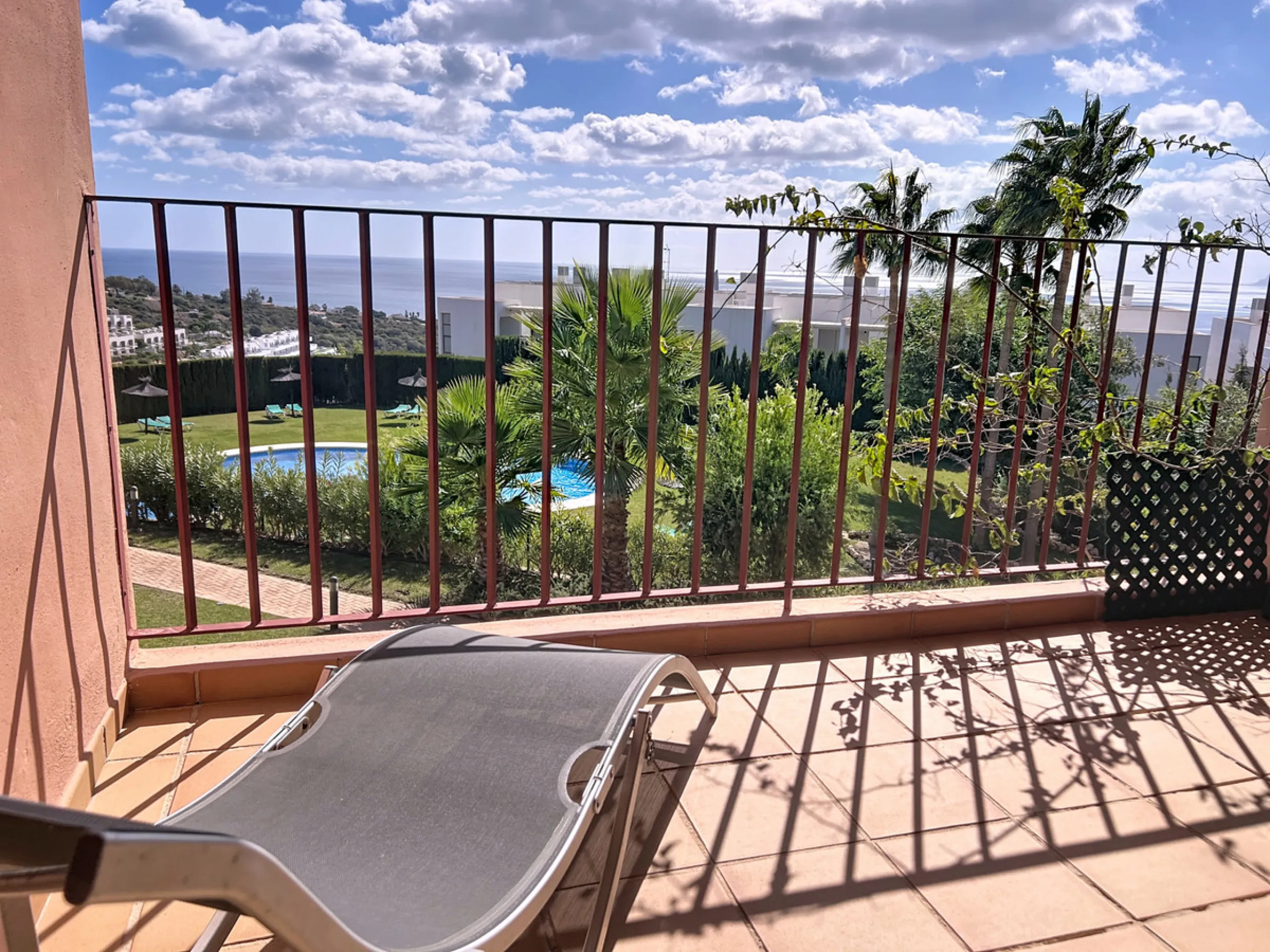 Live in the sunshine all year round in this beautiful apartment featuring a spectacular 40 m² terrace with breathtaking views over the sea, landscaped gardens and the communal swimming pool.