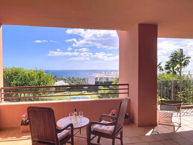Live in the sunshine all year round in this beautiful apartment featuring a spectacular 40 m² terrace with breathtaking views over the sea, landscaped gardens and the communal swimming pool.