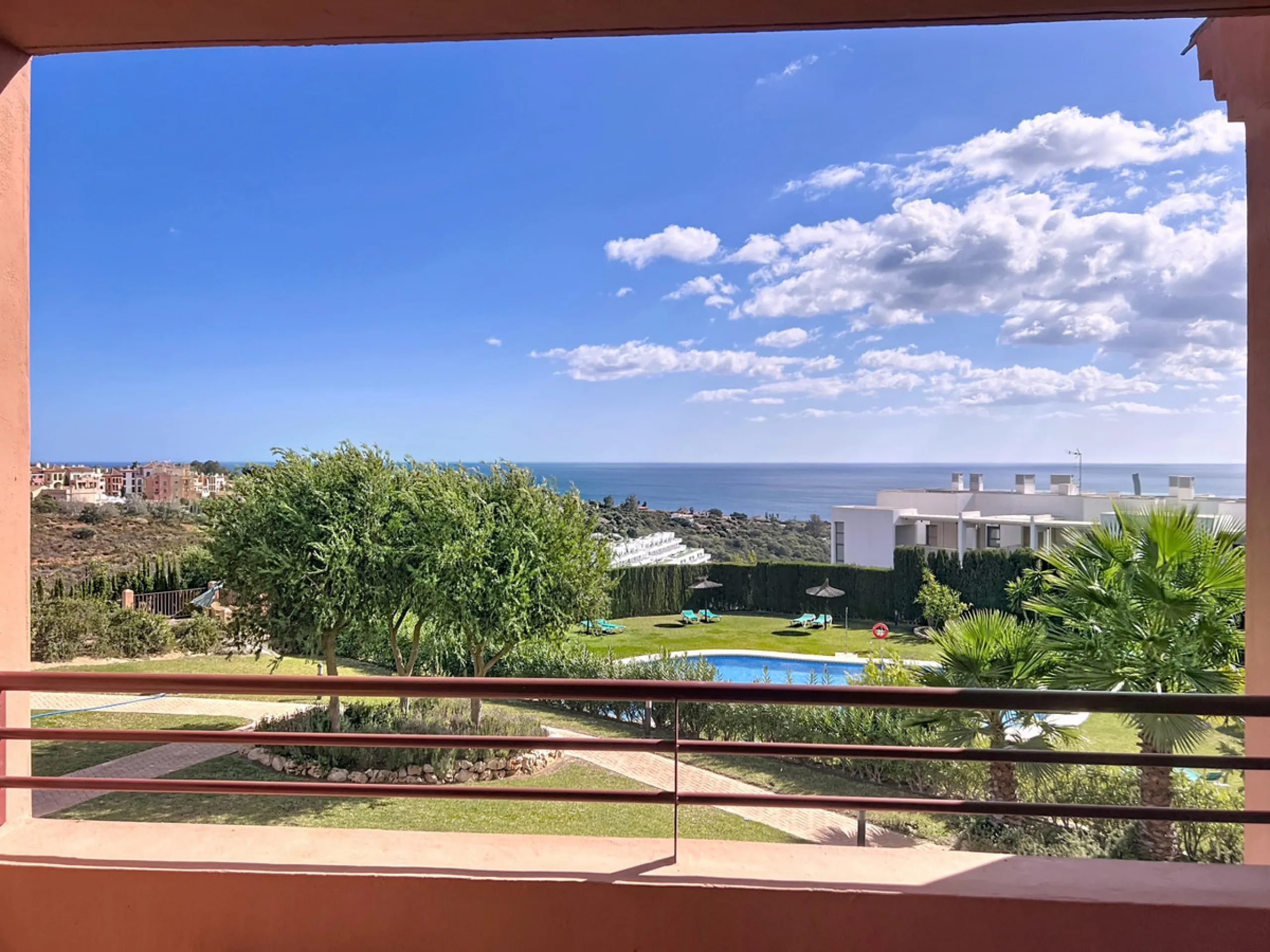 Live in the sunshine all year round in this beautiful apartment featuring a spectacular 40 m² terrace with breathtaking views over the sea, landscaped gardens and the communal swimming pool.