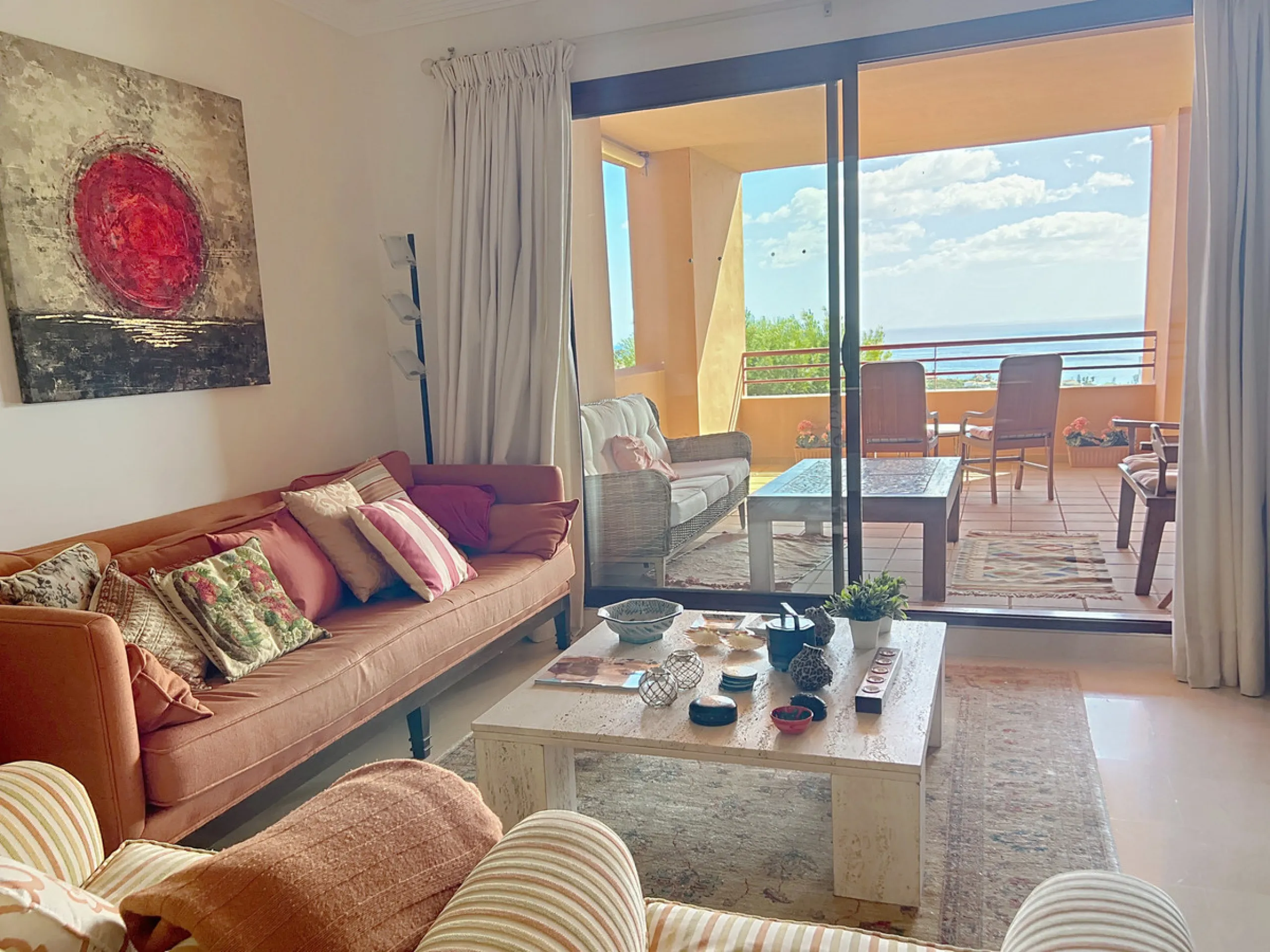 Live in the sunshine all year round in this beautiful apartment featuring a spectacular 40 m² terrace with breathtaking views over the sea, landscaped gardens and the communal swimming pool.