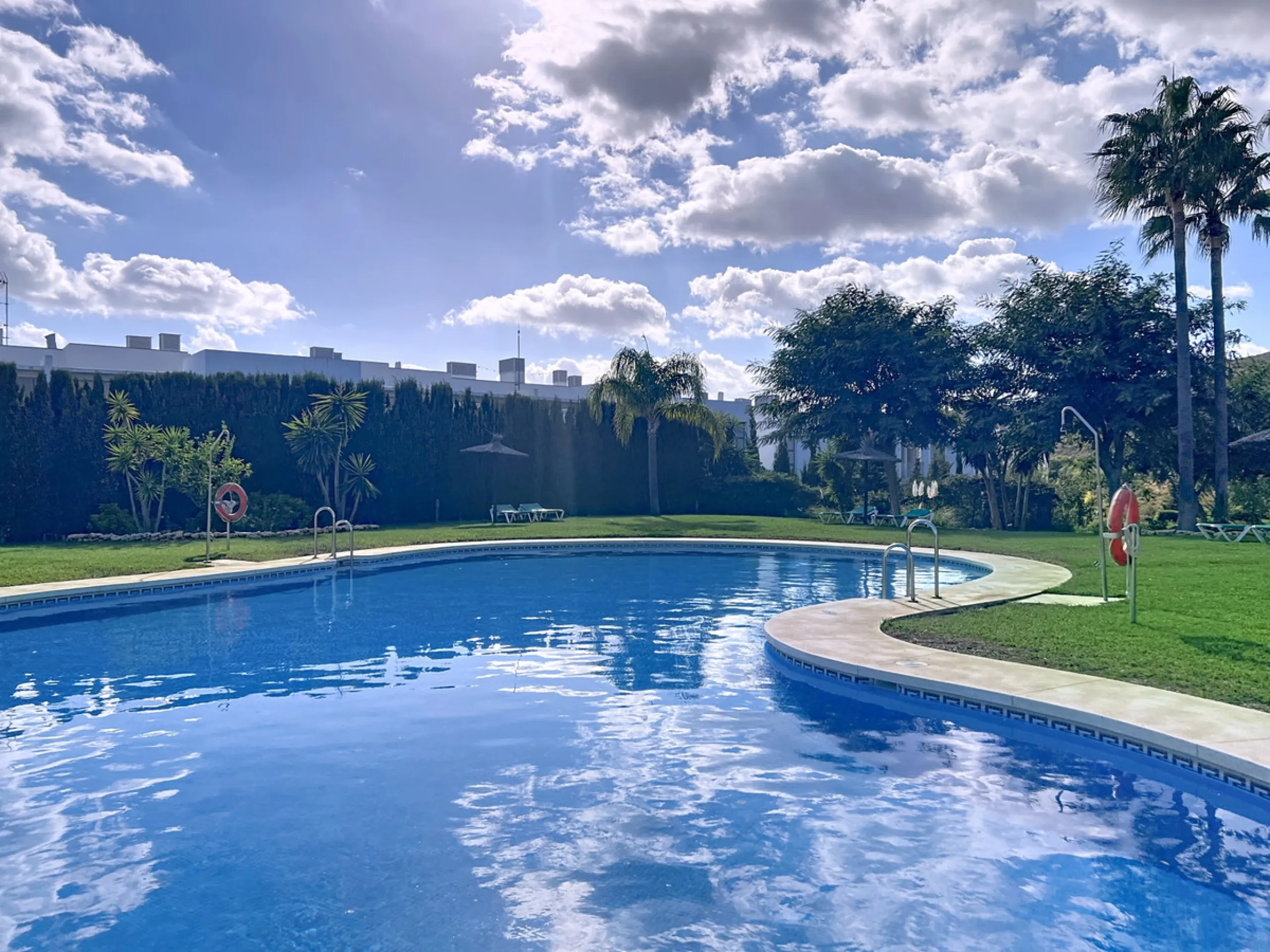 Live in the sunshine all year round in this beautiful apartment featuring a spectacular 40 m² terrace with breathtaking views over the sea, landscaped gardens and the communal swimming pool.