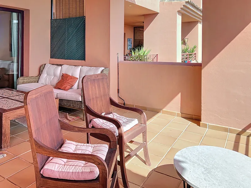 Live in the sunshine all year round in this beautiful apartment featuring a spectacular 40 m² terrace with breathtaking views over the sea, landscaped gardens and the communal swimming pool.