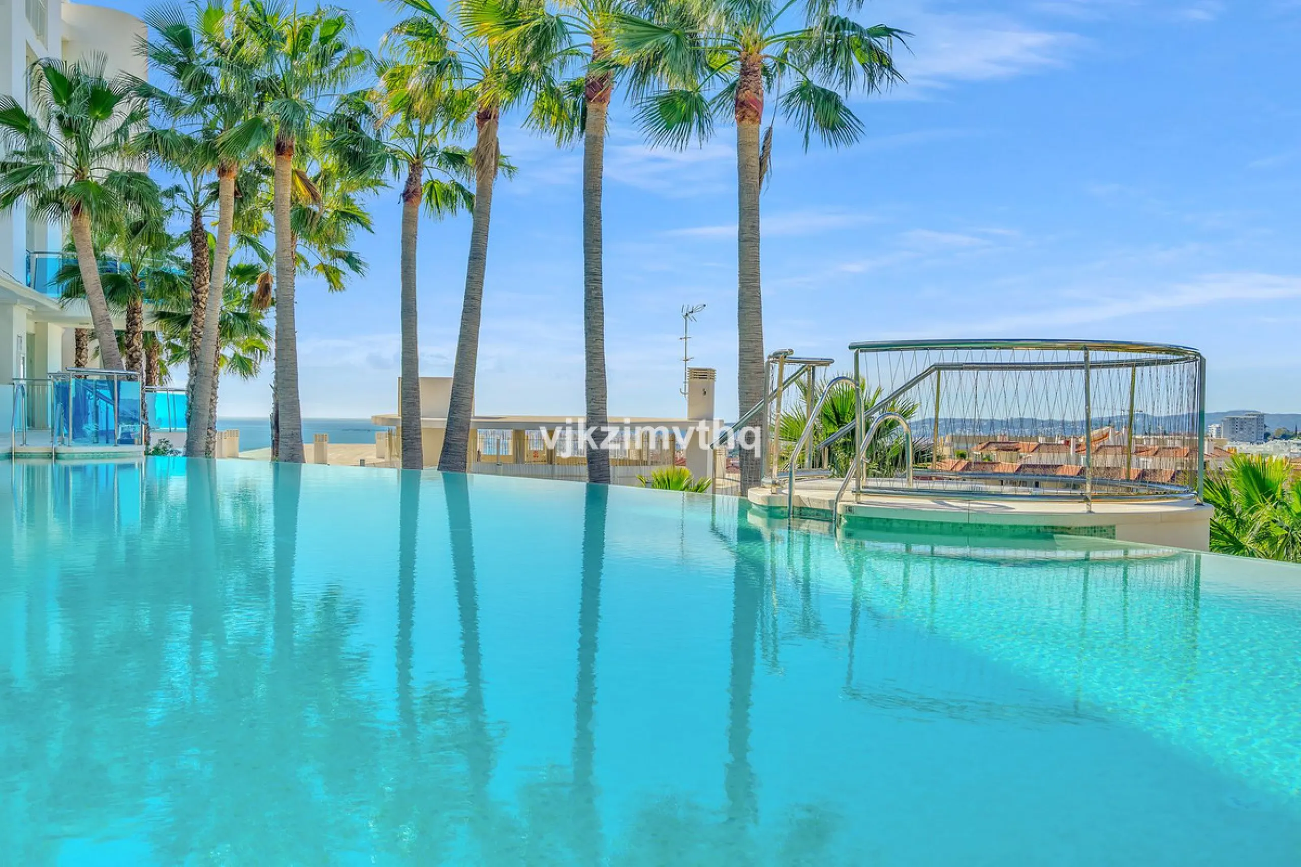 Apartment - Penthouse в продаже в Benalmadena, Málaga. В доме 3 спален и 3 ванных комнат. Площадь дома 313 м²