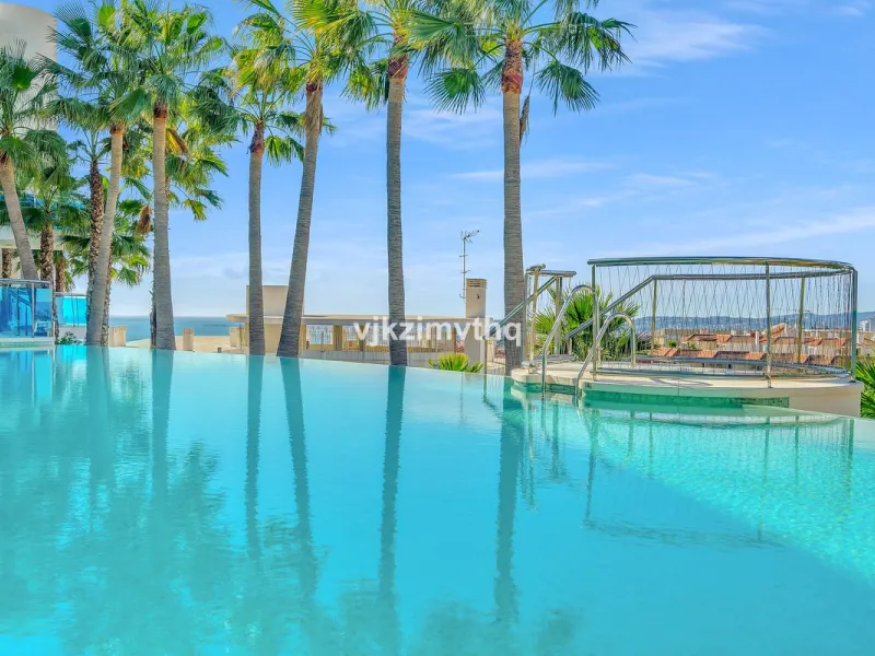 Apartment - Penthouse в продаже в Benalmadena, Málaga. В доме 3 спален и 3 ванных комнат. Площадь дома 313 м²