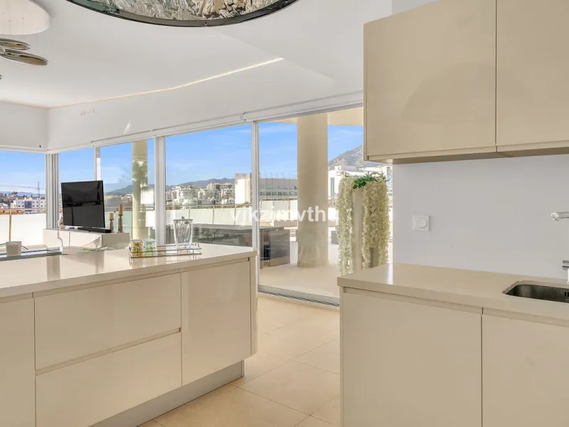 Apartment - Penthouse в продаже в Benalmadena, Málaga. В доме 3 спален и 3 ванных комнат. Площадь дома 313 м²
