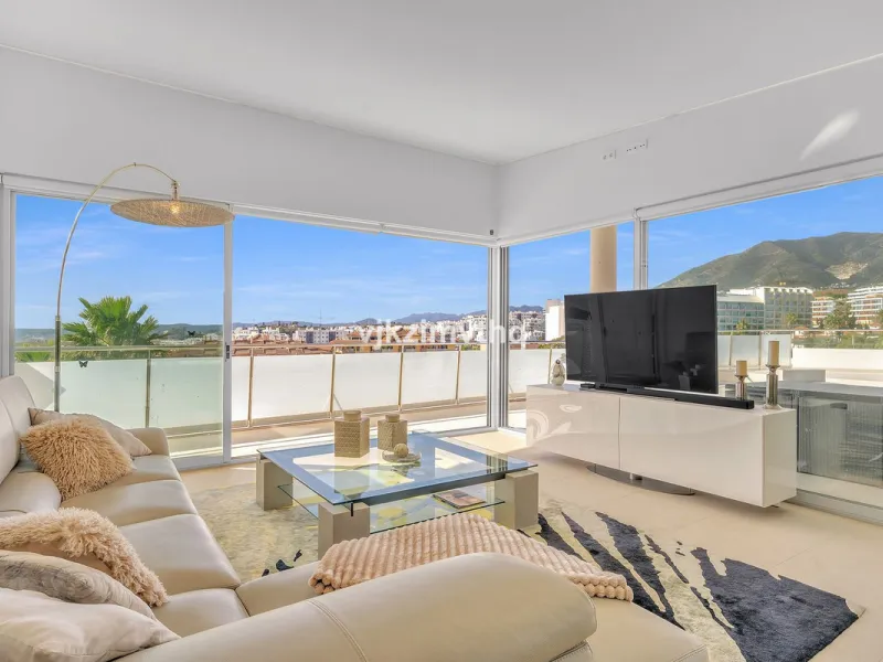 Apartment - Penthouse в продаже в Benalmadena, Málaga. В доме 3 спален и 3 ванных комнат. Площадь дома 313 м²