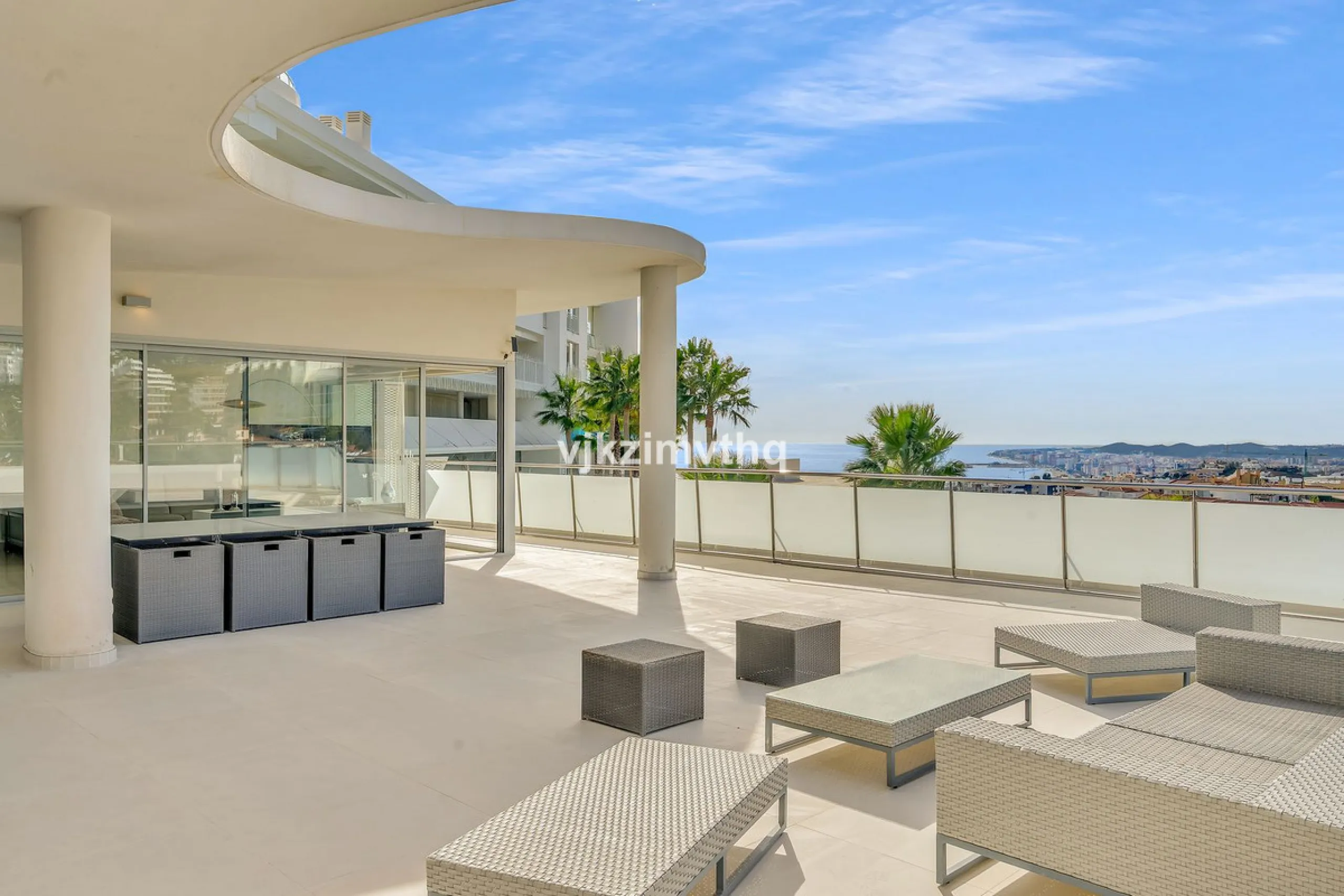 Apartment - Penthouse в продаже в Benalmadena, Málaga. В доме 3 спален и 3 ванных комнат. Площадь дома 313 м²