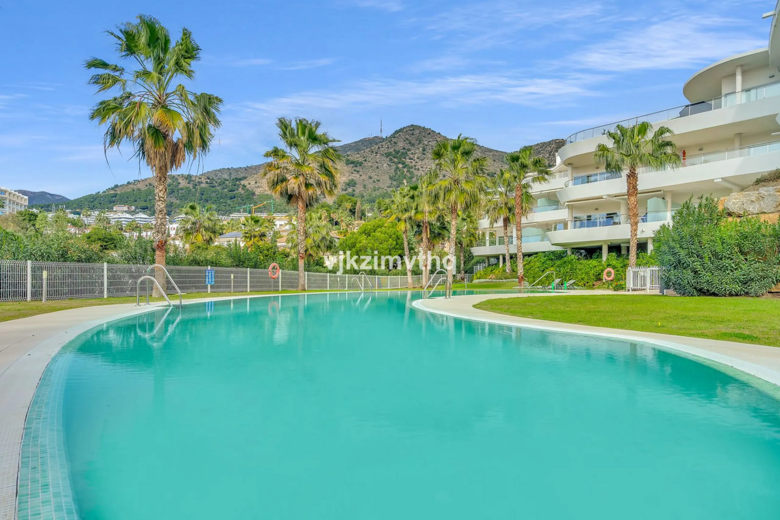 Apartment - Penthouse в продаже в Benalmadena, Málaga. В доме 3 спален и 3 ванных комнат. Площадь дома 313 м²