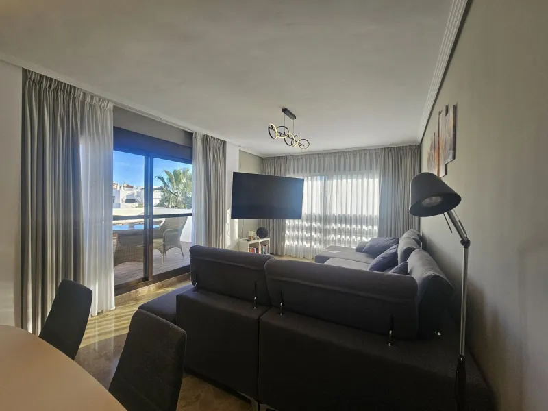 Top floor superb, well modernized 3 bedroom apartment in selwo hills. This urbanization has a large well maintained swimming pool and a paddle court. The property itself is located on a corner and has open views from the 55m2 terrace. Also it is quite a p