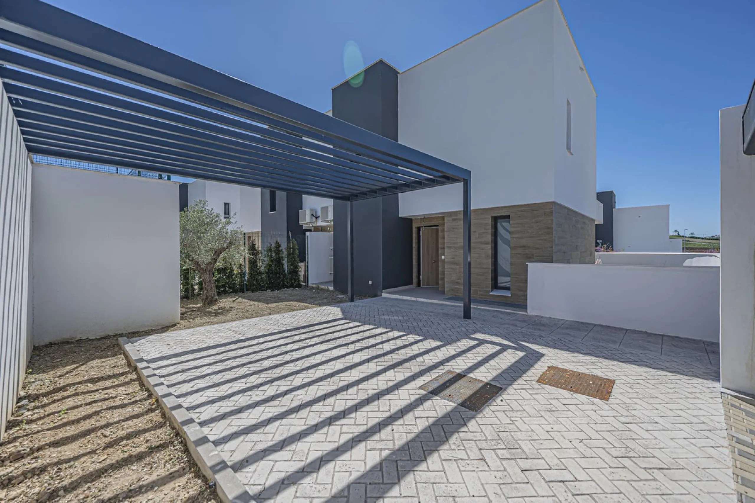 Modern corner semi-detached with large garden at Serene Atalaya