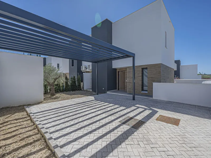 Modern corner semi-detached with large garden at Serene Atalaya
