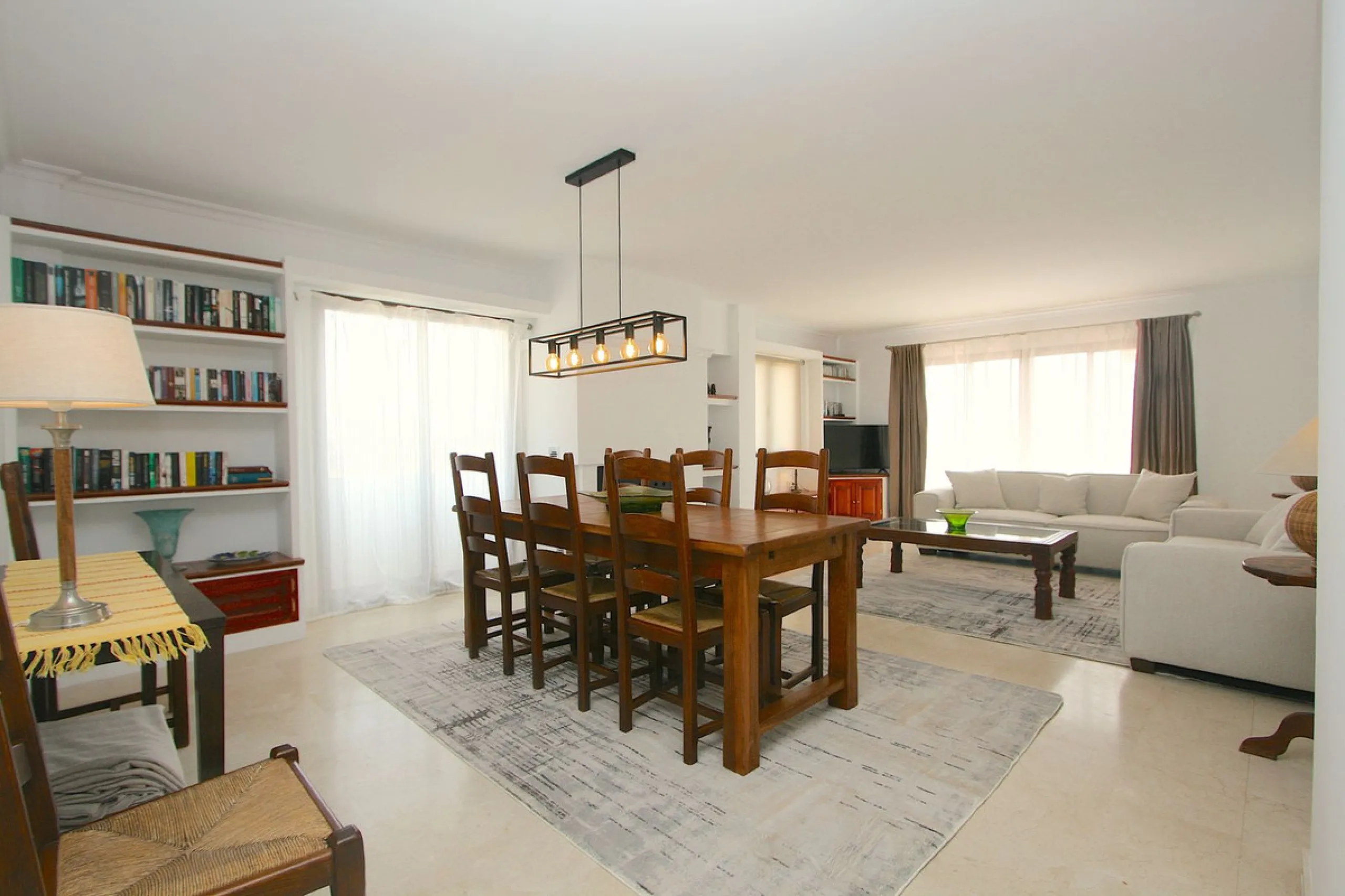 Unique penthouse in the beautiful and sought after Andalusian-style urbanisation Puebla Lucia, in the heart of Fuengirola.