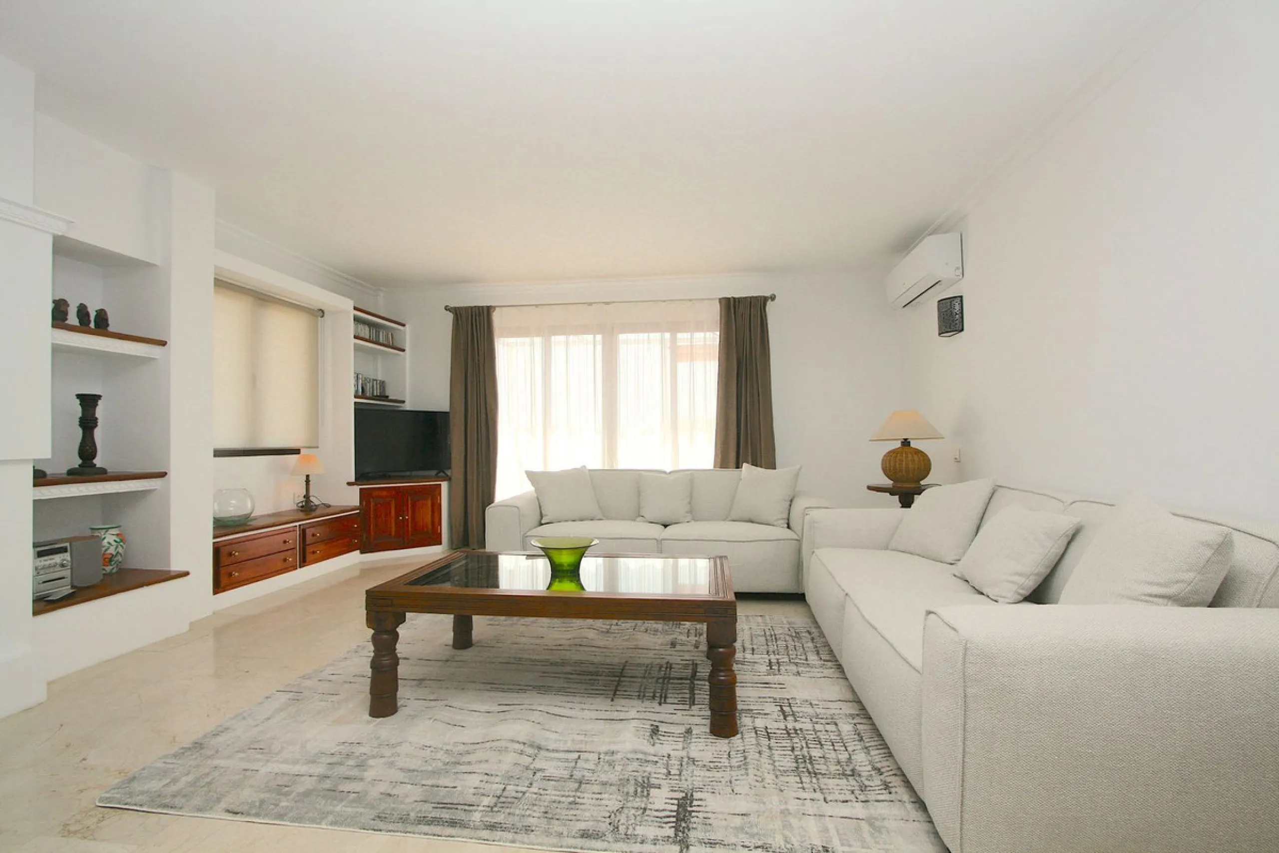Unique penthouse in the beautiful and sought after Andalusian-style urbanisation Puebla Lucia, in the heart of Fuengirola.